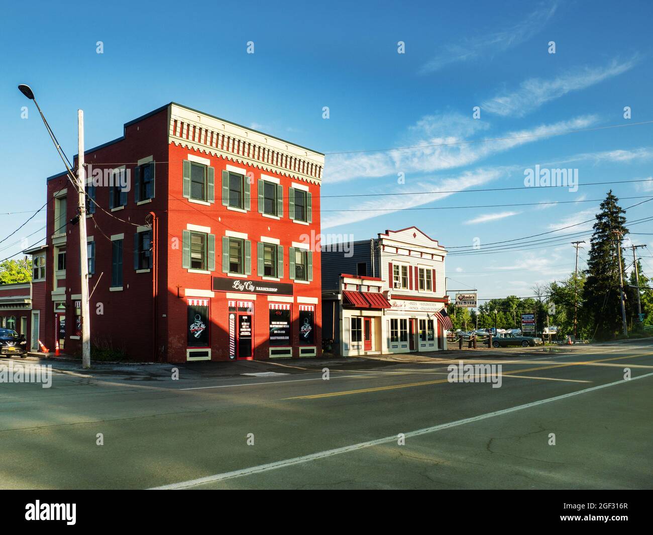 Brewerton, New York, USA. August 22,2021.Blick auf einen Friseurladen und ein Restaurant im kleinen Dorf Brewerton, New York Stockfoto