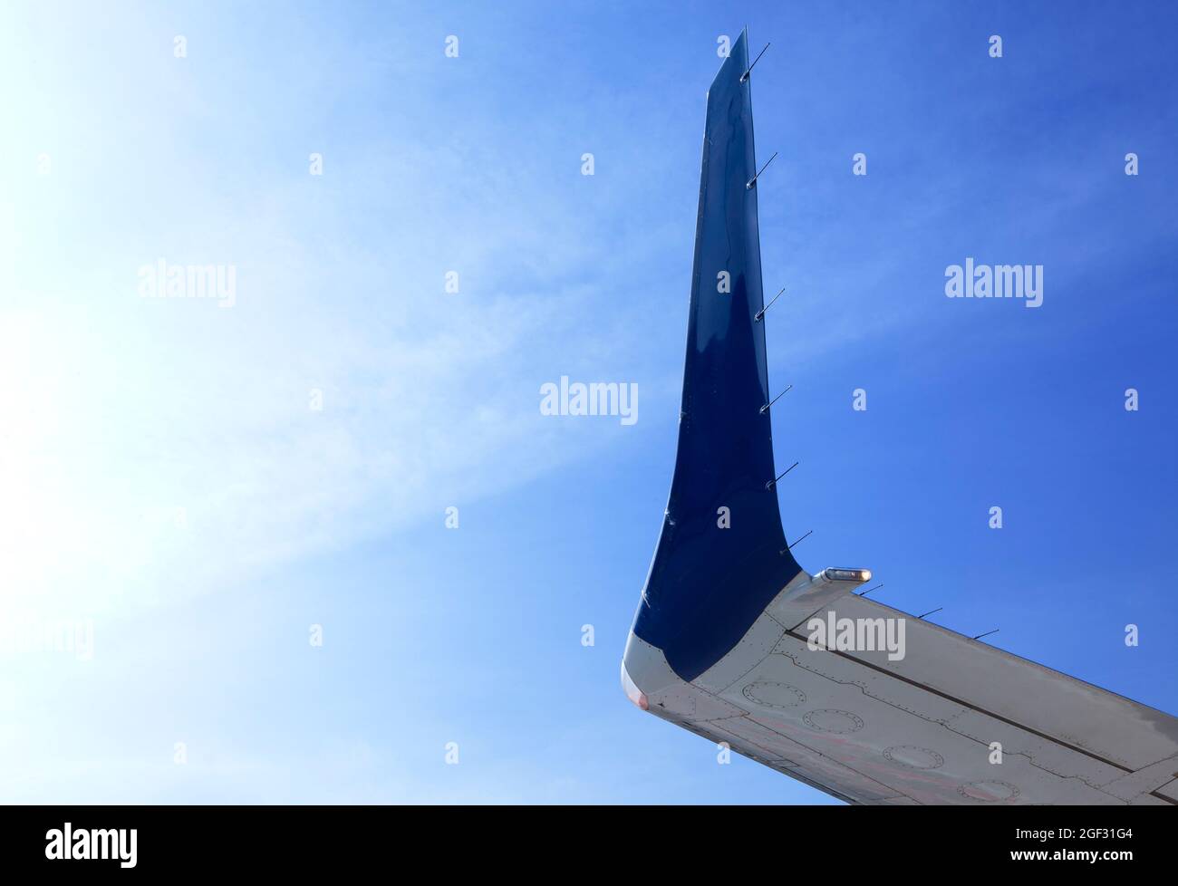 Flügelspitze des Flugzeugs, niedrige Sicht, gegen blauen Himmel. Stockfoto