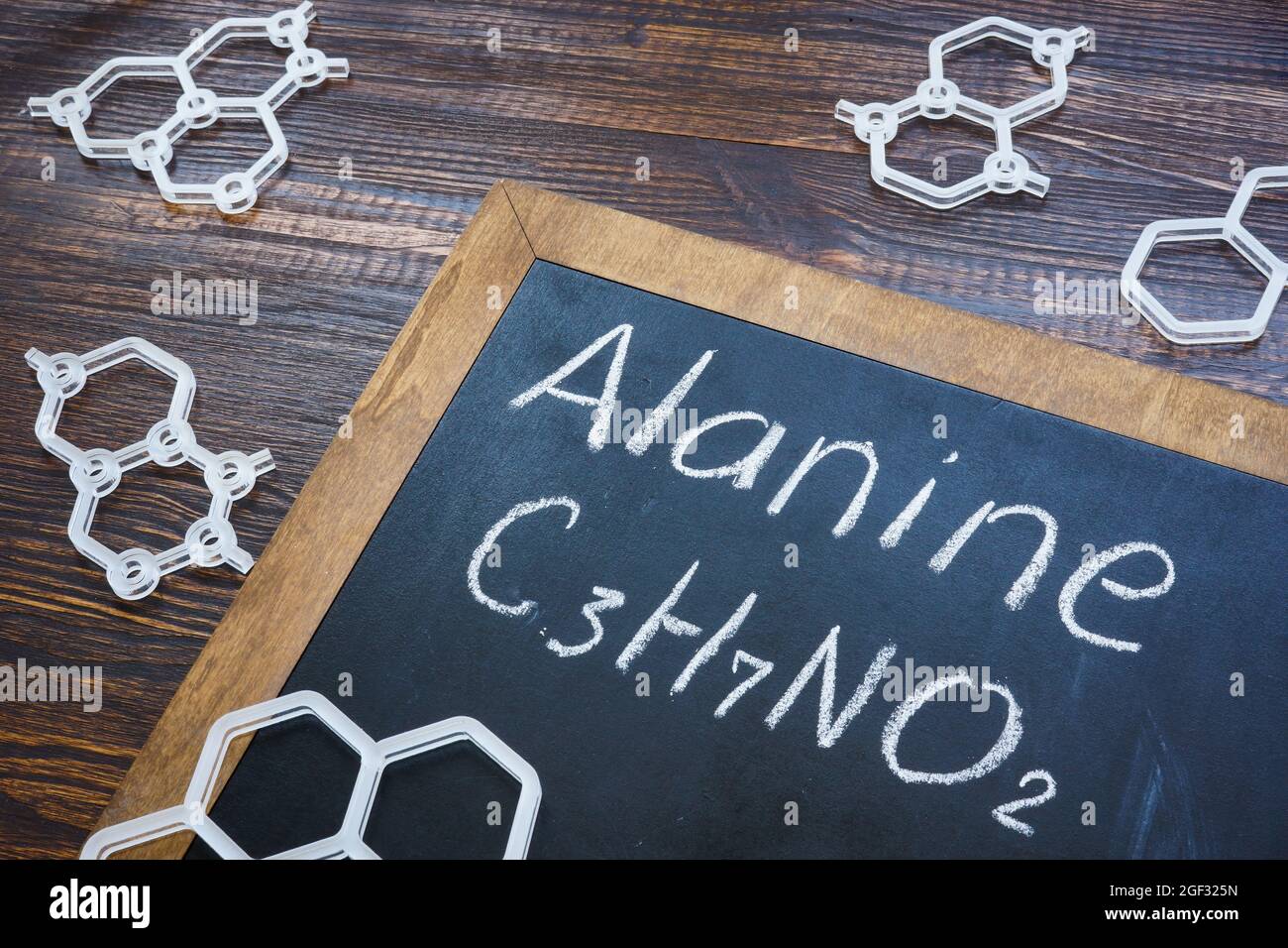Alanin und chemische Formel mit Plastikmodellen. Stockfoto