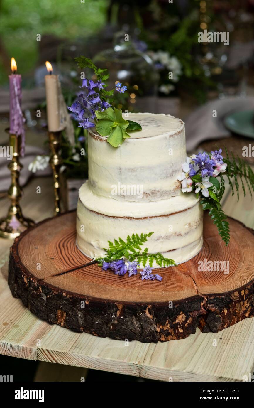 Kuchen mit Blumenschmuck für eine Zeremonie im Freien Stockfoto