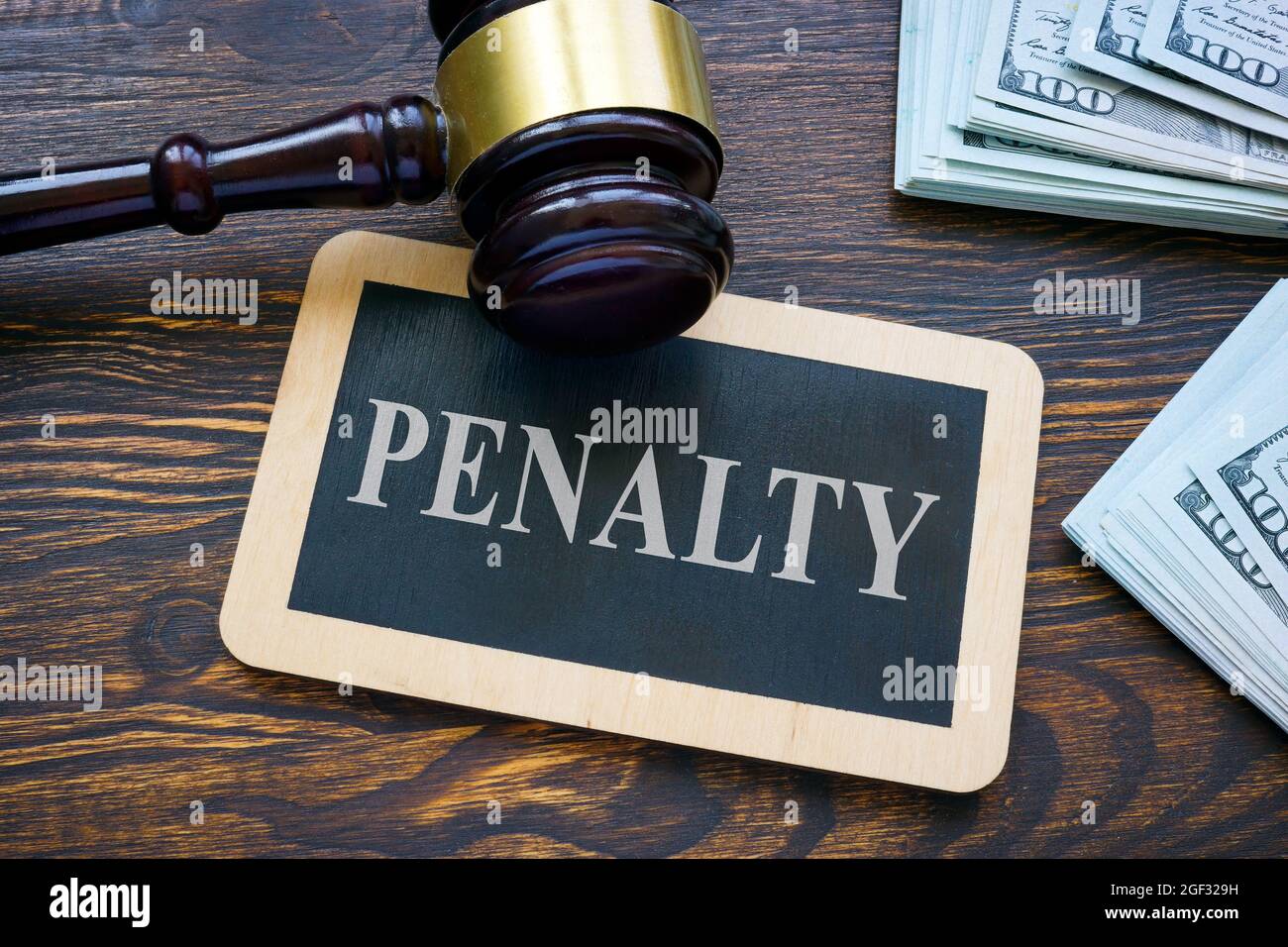 Teller mit Wortstrafe und Gavel in der Nähe von Geld für Anwaltskosten. Stockfoto