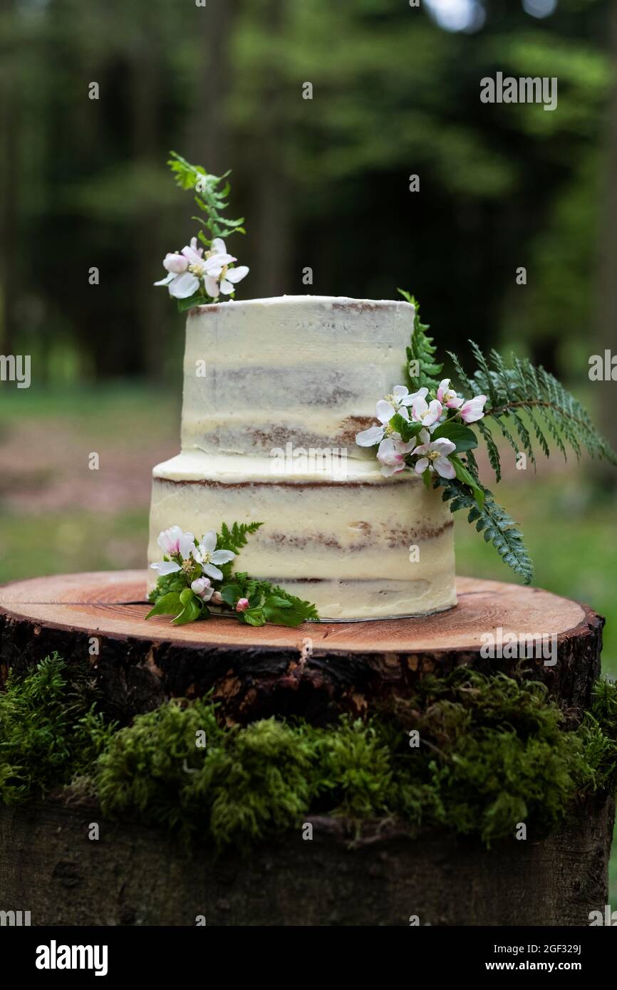 Kuchen mit Blumenschmuck für eine Zeremonie im Freien Stockfoto