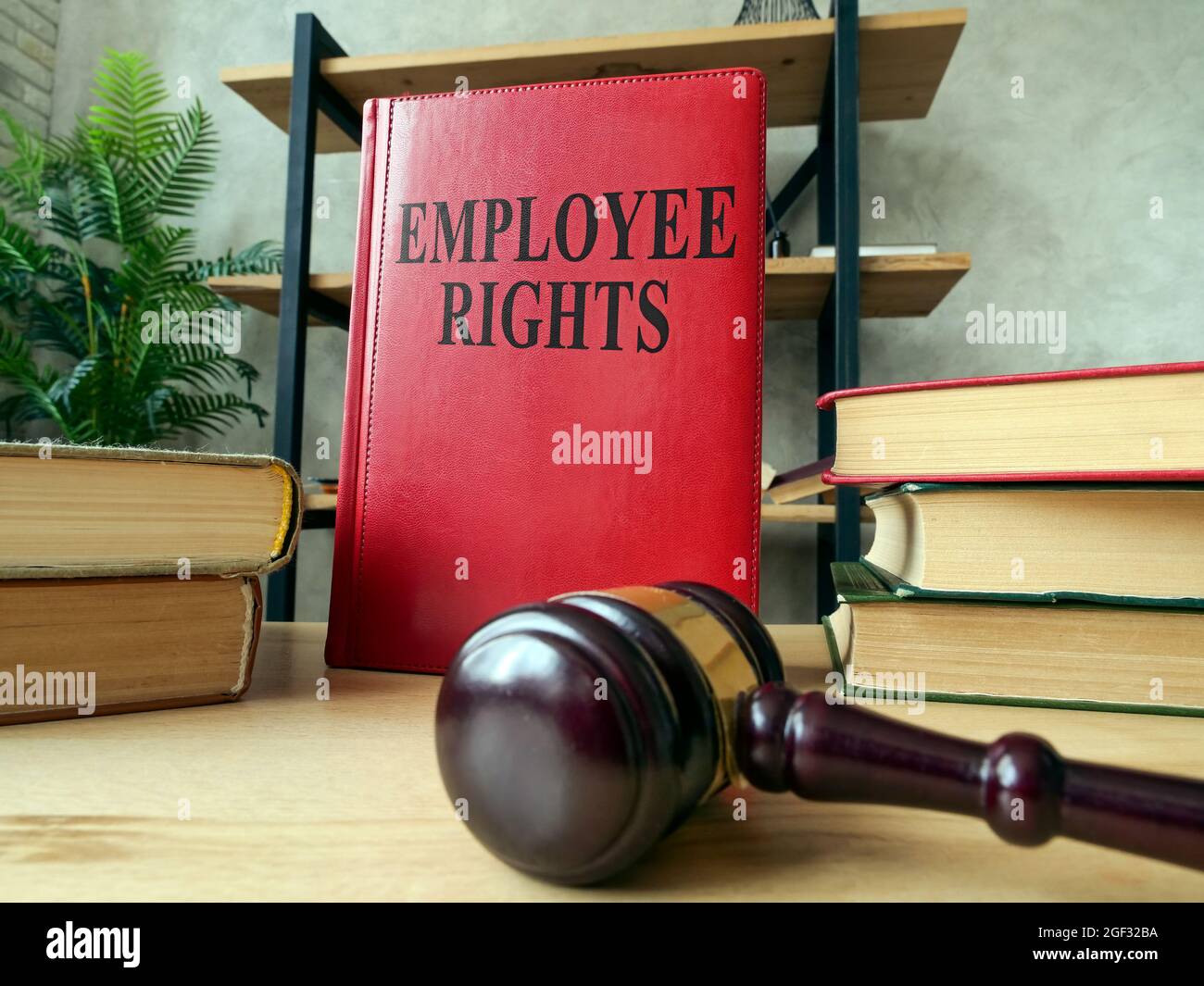 Arbeitnehmerrechte und Gavel vor Gericht. Stockfoto