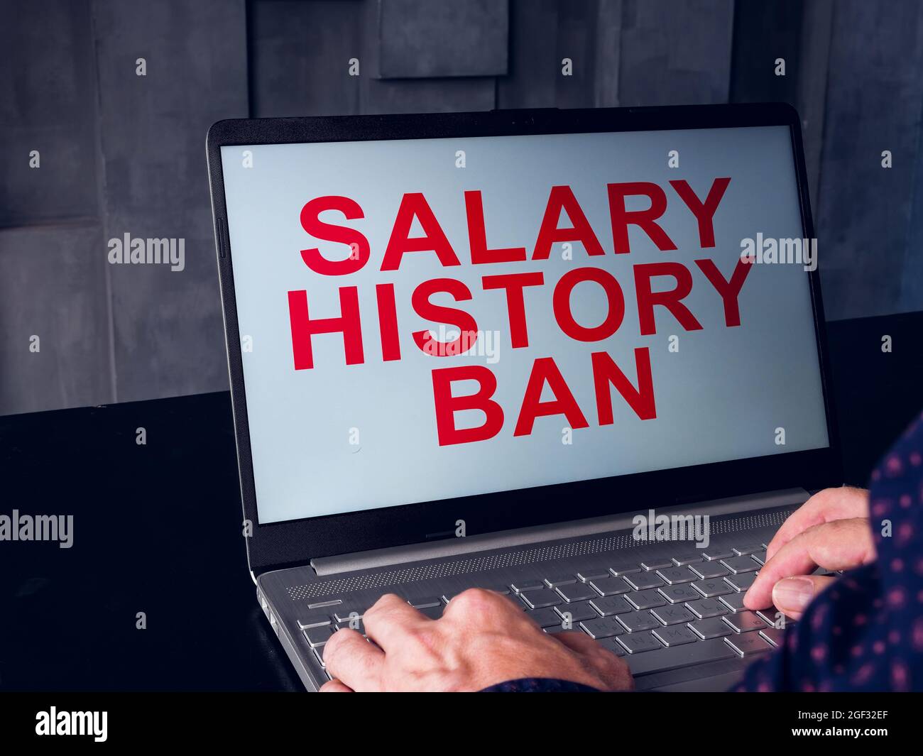 Verbot der Gehaltshistorie auf dem Laptop-Bildschirm. Stockfoto