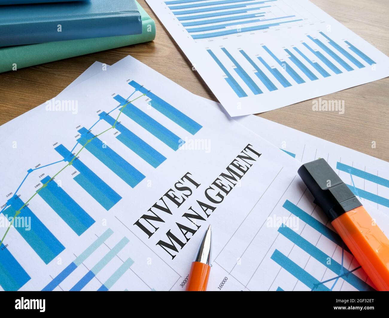 Invest Management-Bericht mit Diagrammen und Grafiken. Stockfoto