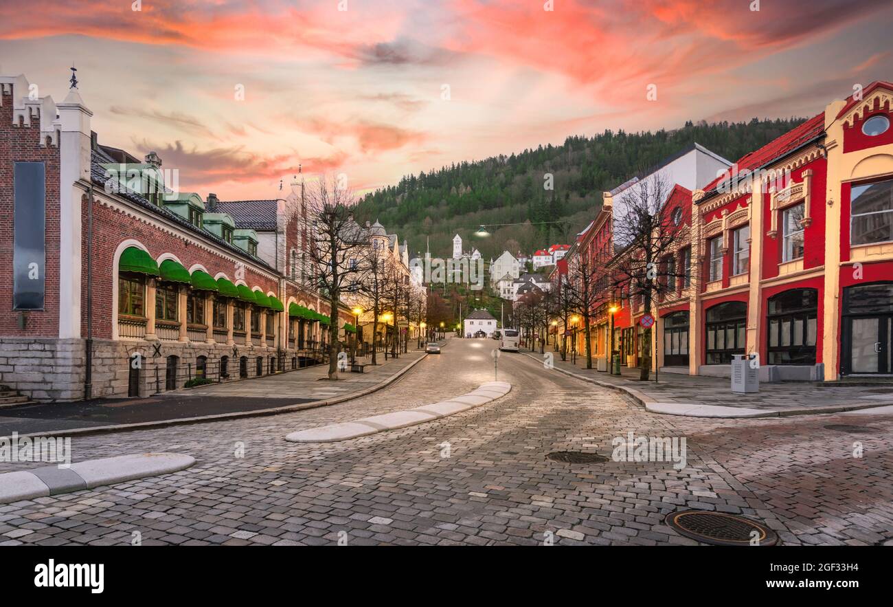 Stadtstraße in der Abenddämmerung in Bergen, Norwegen. Stockfoto