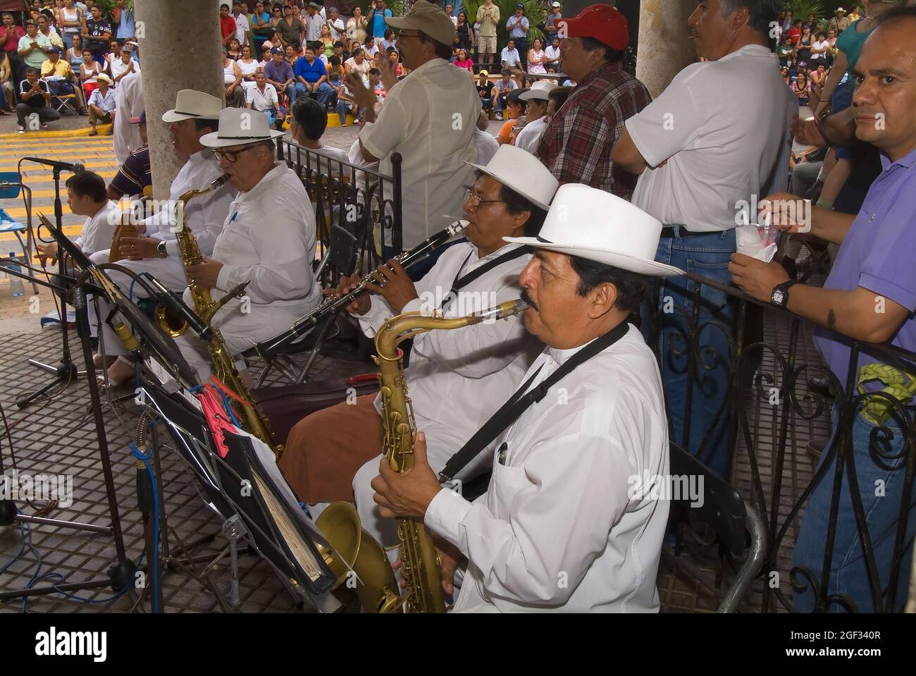 Merida, Mexiko: 01. April 2007 - die lokale Folkloregruppe zeigt ihre traditionelle Kultur und tanzt auf der Straße während des Sonntagmorgendfestes, Stockfoto