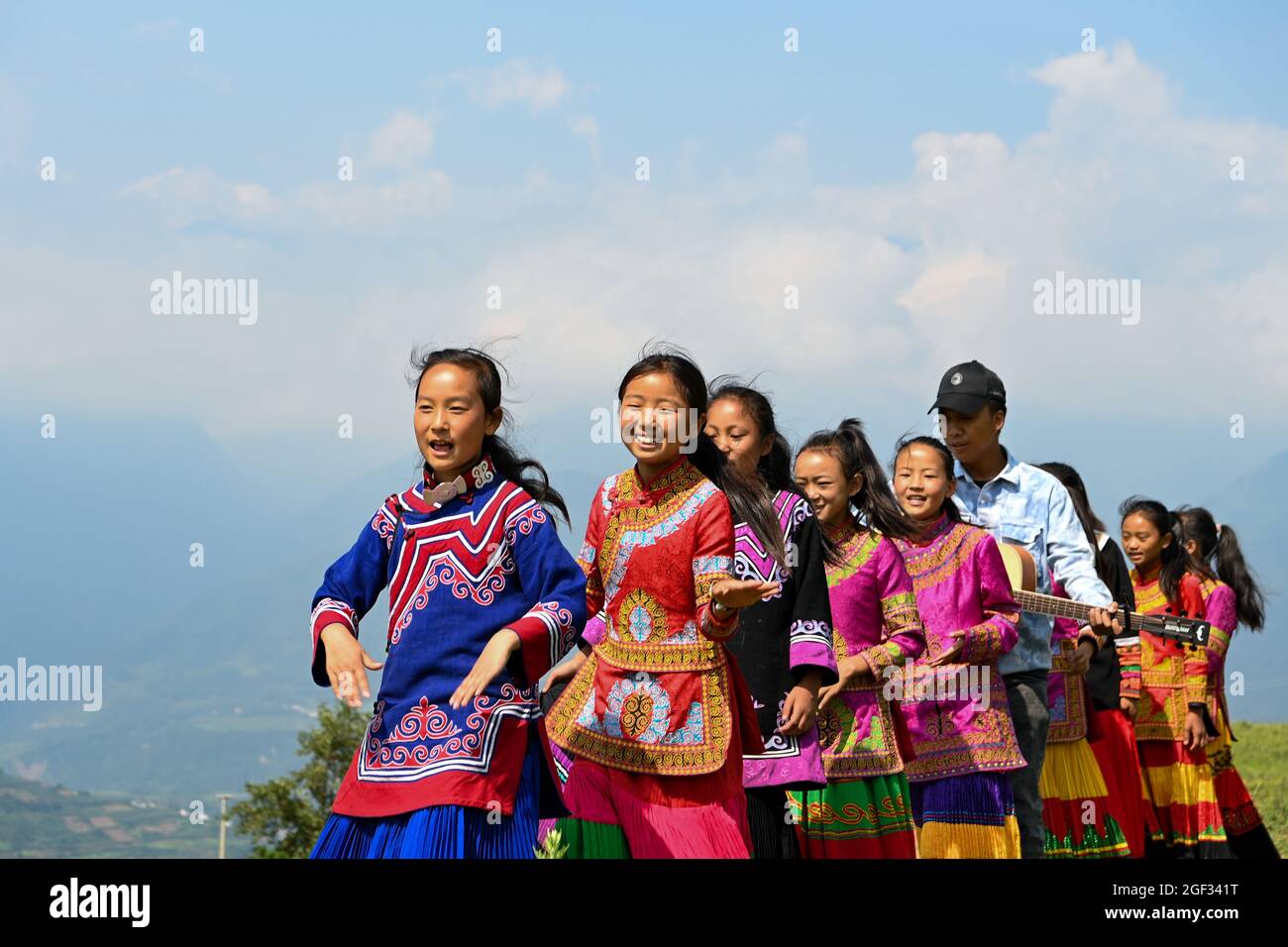(210823) -- CHENGDU, 23. August 2021 (Xinhua) -- Mädchen und ihre Lehrerin singen im Freien in der Stadt Dacao im Bezirk Puge, Autonome Präfektur Liangshan Yi, südwestlich der Provinz Sichuan in China, am 6. August 2021. Der Mädchenchor an der zentralen Grundschule von Dacao im Bezirk Puge erregte große Aufmerksamkeit, nachdem die Videos ihrer Performances auf kurzen Videoportalen geteilt wurden. Der Chor wurde in diesem Sommer zu einem Musikfestival in Peking, der Hauptstadt Chinas, eingeladen. (Xinhua/Tang Wenhao) Stockfoto