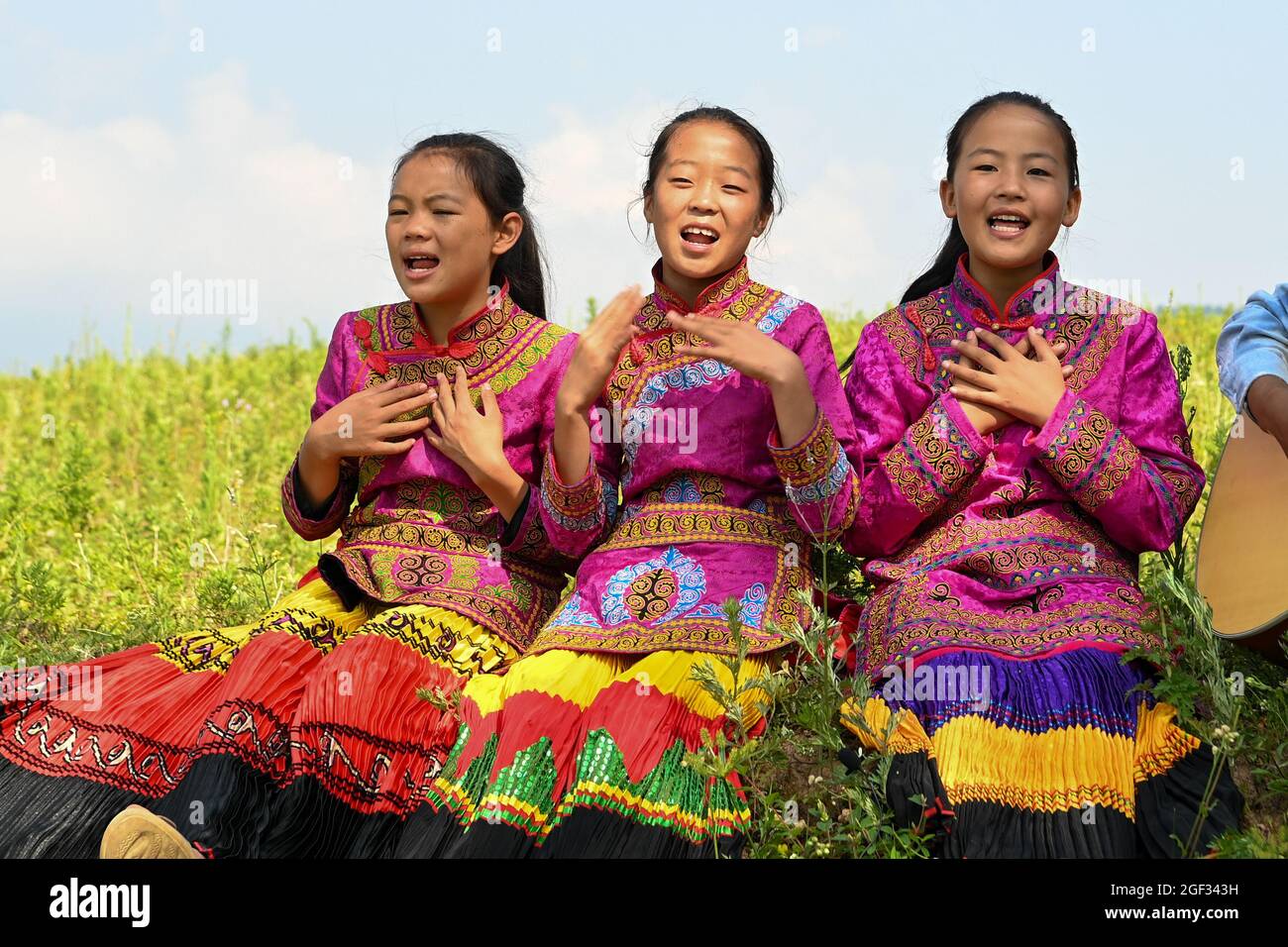 Chengdu, Chinas Provinz Sichuan. August 2021. Mädchen singen im Freien in der Stadt Dacao im Bezirk Puge, Autonome Präfektur Liangshan Yi, südwestlich der chinesischen Provinz Sichuan, am 6. August 2021. Der Mädchenchor an der zentralen Grundschule von Dacao im Bezirk Puge erregte große Aufmerksamkeit, nachdem die Videos ihrer Performances auf kurzen Videoportalen geteilt wurden. Der Chor wurde in diesem Sommer zu einem Musikfestival in Peking, der Hauptstadt Chinas, eingeladen. Quelle: Xu Bingjie/Xinhua/Alamy Live News Stockfoto