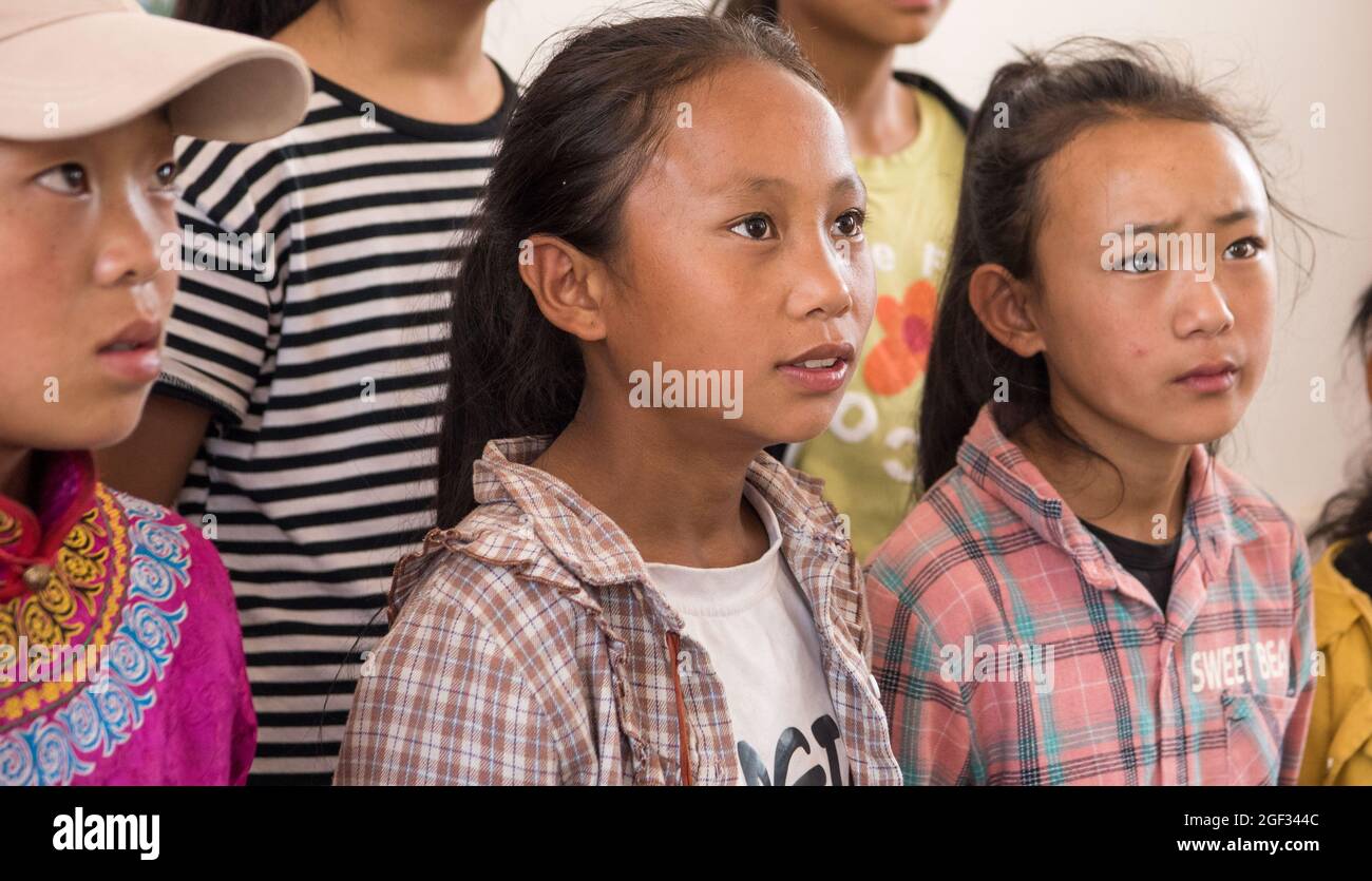 Chengdu, Chinas Provinz Sichuan. August 2021. Mädchen singen an der zentralen Grundschule von Dacao im Bezirk Puge, Autonome Präfektur Liangshan Yi, südwestlich der chinesischen Provinz Sichuan, am 6. August 2021. Der Mädchenchor an der zentralen Grundschule von Dacao im Bezirk Puge erregte große Aufmerksamkeit, nachdem die Videos ihrer Performances auf kurzen Videoportalen geteilt wurden. Der Chor wurde in diesem Sommer zu einem Musikfestival in Peking, der Hauptstadt Chinas, eingeladen. Quelle: Tang Wenhao/Xinhua/Alamy Live News Stockfoto