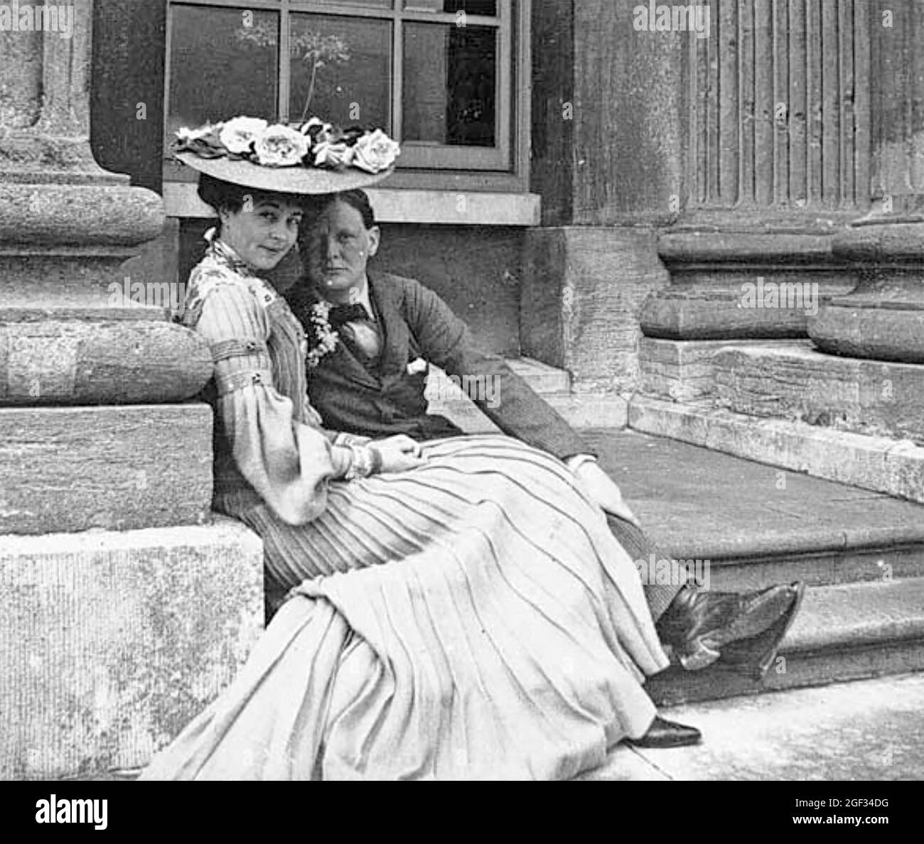 CONSUELO VANDERBILT (1877-1964) Ehefrau des Herzogs von Marlborough mit Winston Churchill in Belnheim im Jahr 1902 Stockfoto