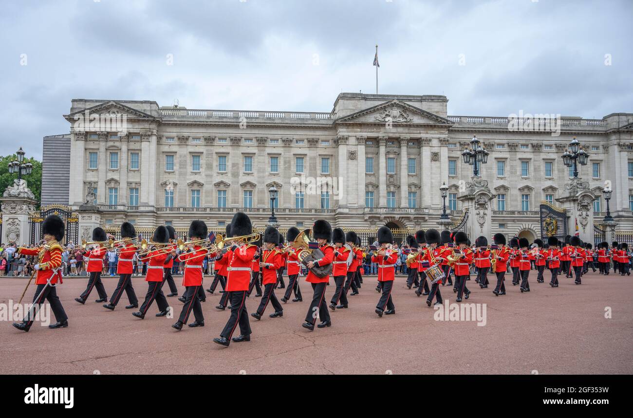 Wellington Barracks, London, Großbritannien. 23. August 2021. Vorbereitungen in den Wellington Barracks für die feierliche Wachablösung mit Musik im Buckingham Palace nach der längsten Pause seit dem 2. Weltkrieg aufgrund der Einschränkungen des Coronavirus im März 2020. Die Nummer 3 Kompany des 1. Bataillons Coldstream Guards mit Sitz in Windsor übernimmt diese erste feierliche Aufgabe in Begleitung der Band der Coldstream Guards. Bild: Die alte Garde verlässt den Buckingham Palace am Ende der Zeremonie. Quelle: Malcolm Park/Alamy Live News Stockfoto