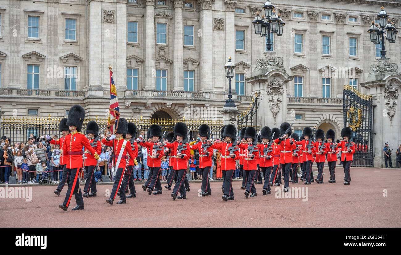 Wellington Barracks, London, Großbritannien. 23. August 2021. Vorbereitungen in den Wellington Barracks für die feierliche Wachablösung mit Musik im Buckingham Palace nach der längsten Pause seit dem 2. Weltkrieg aufgrund der Einschränkungen des Coronavirus im März 2020. Die Nummer 3 Kompany des 1. Bataillons Coldstream Guards mit Sitz in Windsor übernimmt diese erste feierliche Aufgabe in Begleitung der Band der Coldstream Guards. Bild: Die alte Garde verlässt den Buckingham Palace am Ende der Zeremonie. Quelle: Malcolm Park/Alamy Live News Stockfoto