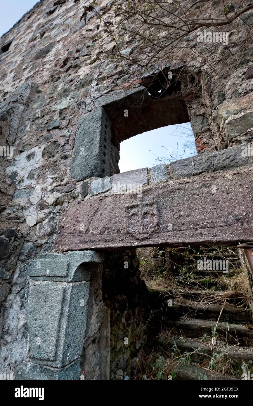 Mittelalterliches Portal der Familie Lodron in den Ruinen der Burg Santa Barbara. Lodrone, Storo, Trentino-Südtirol, Italien. Stockfoto