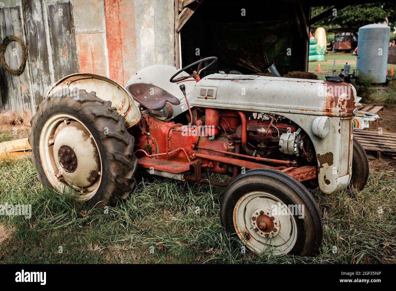 Ein alter alter, alter Traktor mit antiken Res und Grau auf einem ländlichen Bauernhof Stockfoto