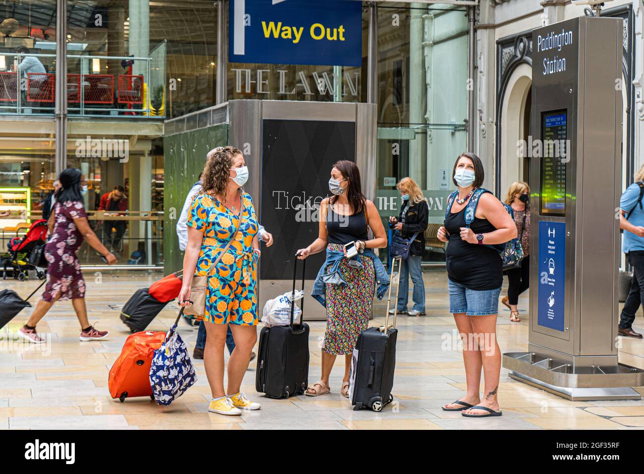 PADDINGTON LONDON, GROSSBRITANNIEN. 23. August 2021. Bahnreisende, die am Montag von einem belebten Bahnhof in Paddington abfahren. Bahnreisende in England und Wales könnten die größte Fahrpreissteigerung mit der schnelleren Geschwindigkeit seit 2012 erleben, da Aktivisten einen Preisstopp fordern, um zur Reduzierung der CO2-Emissionen beizutragen. Credit amer Ghazzal/Alamy Live News Stockfoto