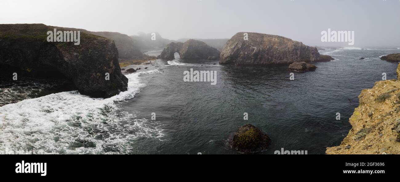 Kaltes Wasser aus dem Pazifischen Ozean wäscht sich gegen die zerklüftete und malerische Küste Kaliforniens in Mendocino, Nordkalifornien. Stockfoto