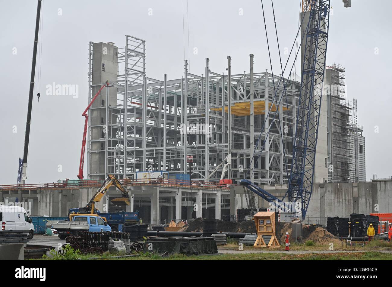 Schwarzheide, Deutschland. August 2021. Die Baustelle für eine Batteriematerialproduktionsanlage auf dem Gelände der BASF Schwarzheide GmbH. Im Rahmen seiner Besuchsreihe auf dem Gelände mit dem Titel "Industrial Lighthouses in Eastern Germany" hat sich Präsident Steinmeier die Fortschritte beim Bau der Fabrik, die ab 2022 Kathodenmaterial für Batterien produzieren wird, angeschaut. Quelle: Patrick Pleul/dpa-Zentralbild/dpa/Alamy Live News Stockfoto