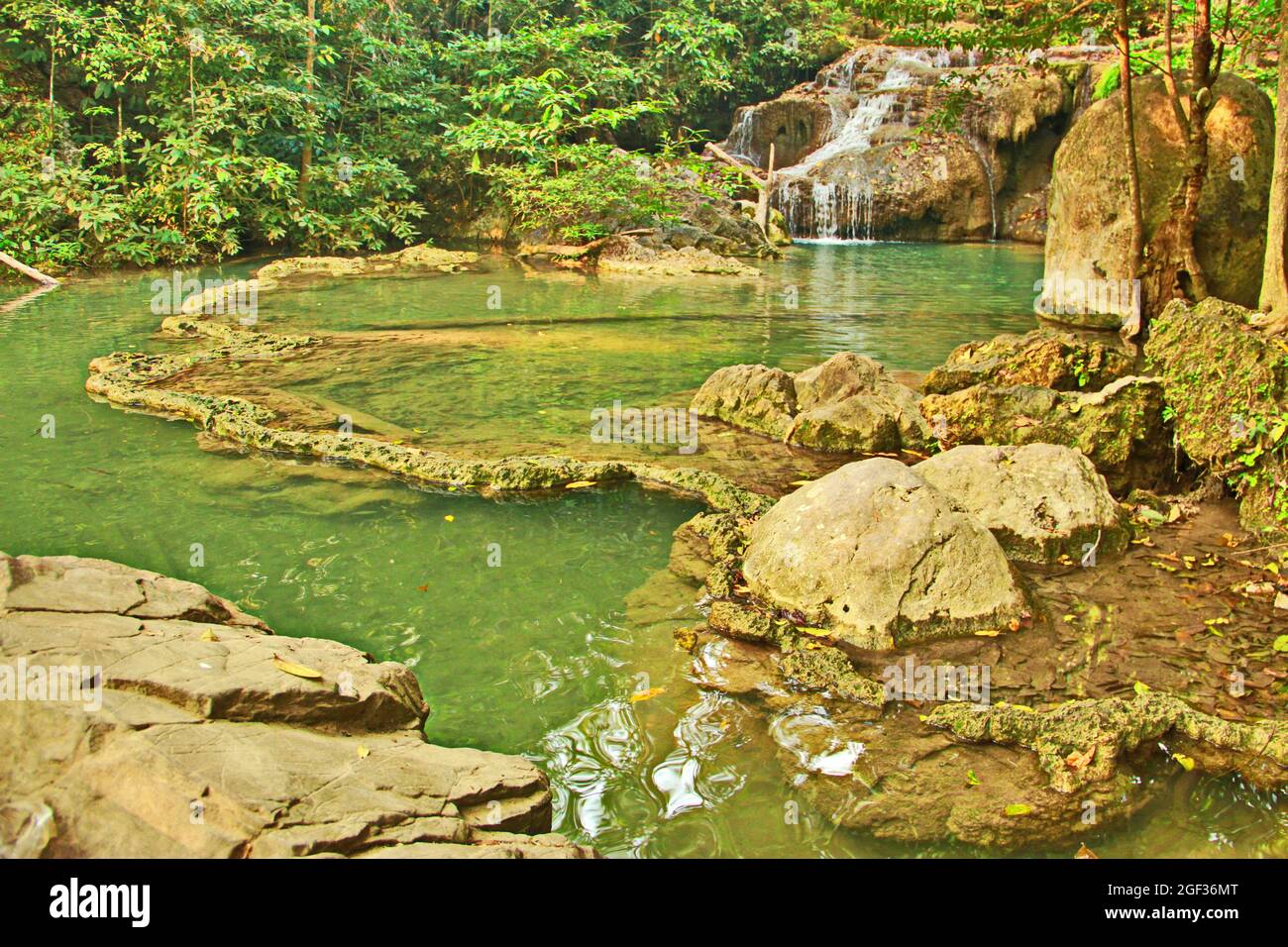 Berühmter tropischer Regenwald-Dschungel-Wasserfall im Erawan National Park in Kanchanaburi in Thailand. Stockfoto