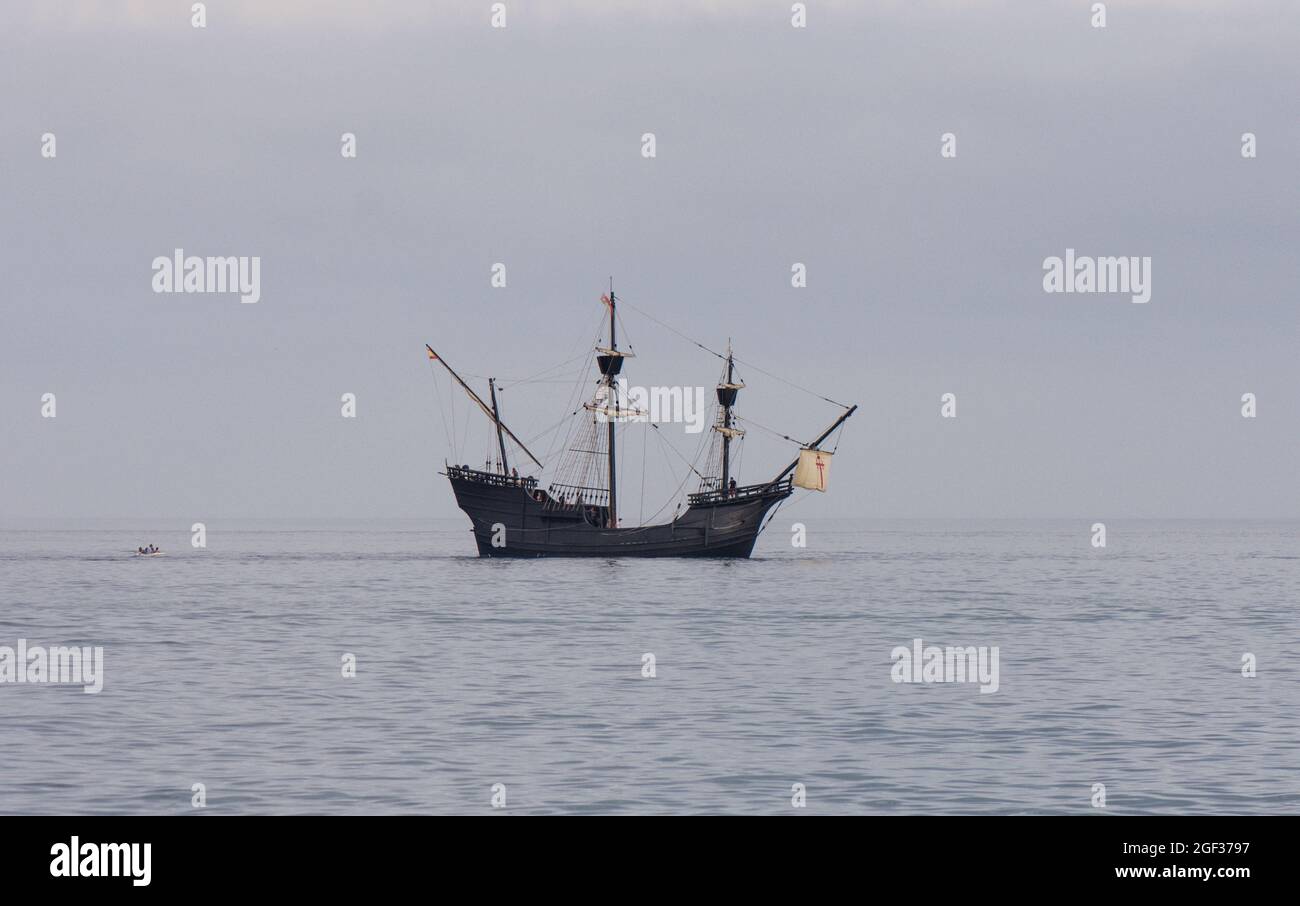 Nachbildung der alten spanischen Galeone, Nao Victoria, Schiff, Schiff, 16. Jahrhundert auf See in der Nähe von Malaga, Spanien. Stockfoto