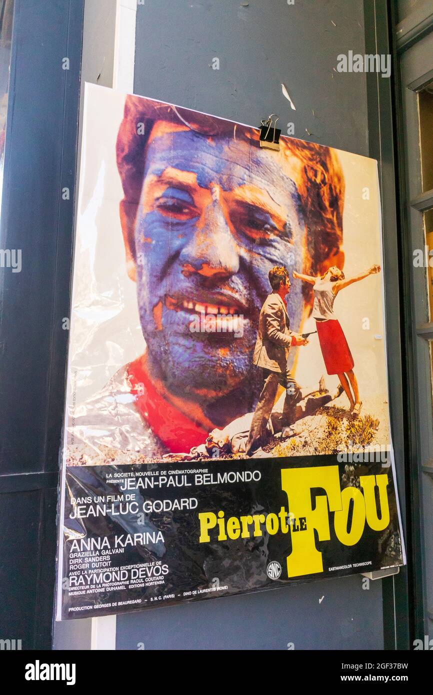 Nizza, Frankreich, Oldtimer-Unterhaltungsposter, Detail in Old Store Window (Jean-Paul Belmondo, berühmter französischer Schauspieler) Filmschild, französische Plakate, Vintage-Werbung für französische Filme Stockfoto
