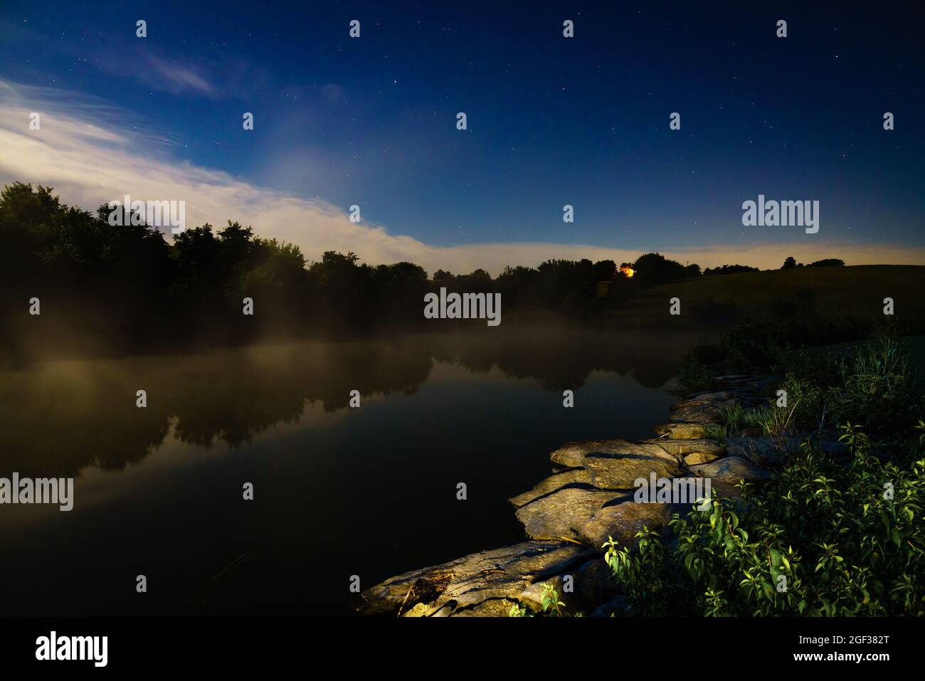 Ruhige Nacht an einem kleinen See in der Nähe von Georgetown im Zentrum von Kentucky Stockfoto