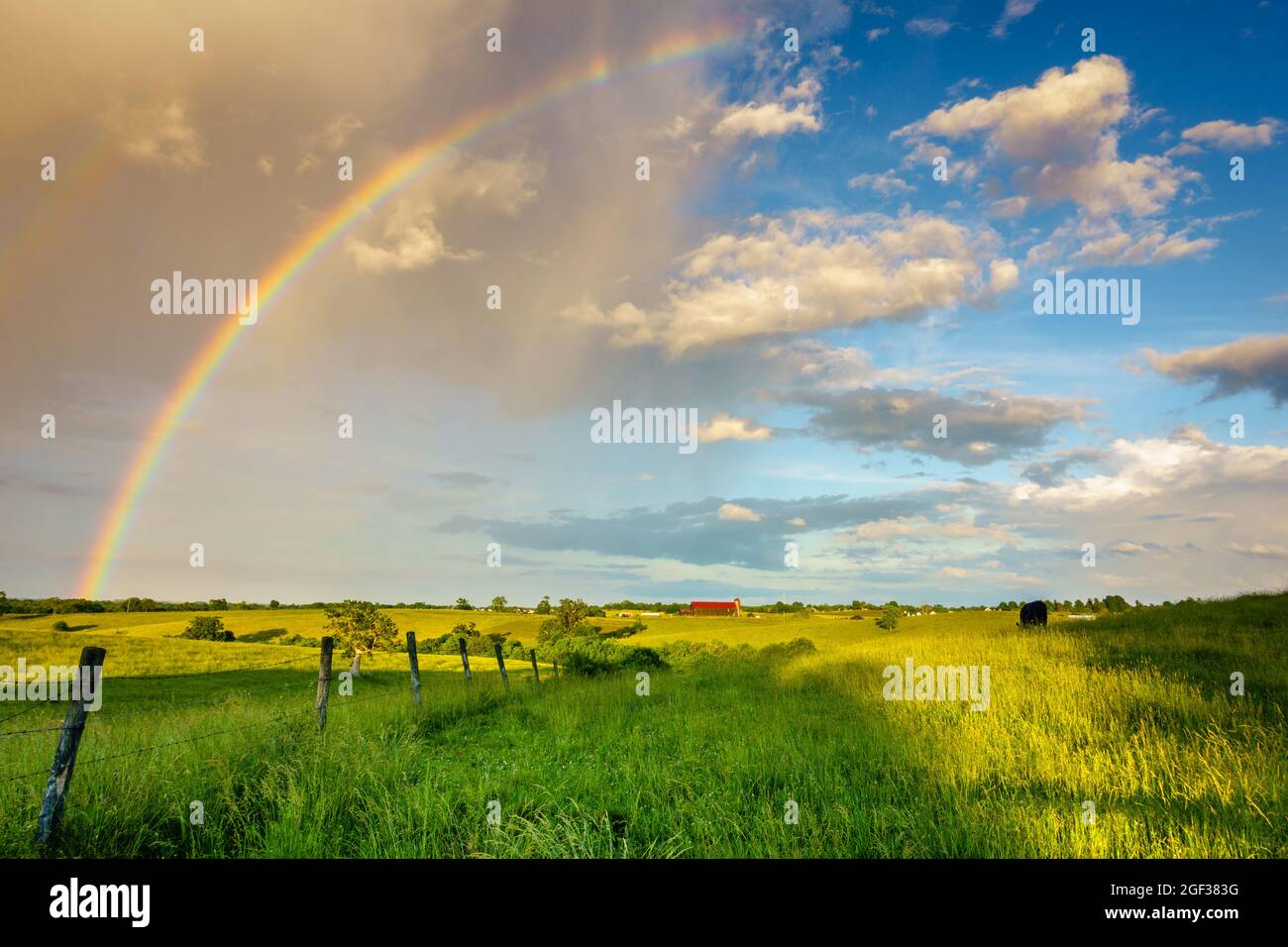 Malerischer Blick auf Zentrale Kentucky Landschaft mit doppelten Regenbogen nach Sturm Stockfoto