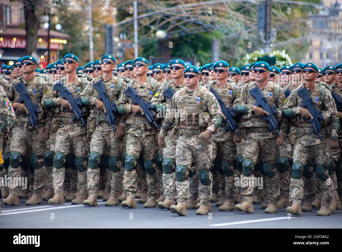 Ukraine, Kiew - 18. August 2021: Luftstreitkräfte. Ukrainisches Militär. Es gibt eine Abteilung von Rettern. Helfer. Das Militärsystem marschiert ein Stockfoto Ukraine, Kiew - 18. August 2021: Luftstreitkräfte. Ukrainisches Militär. Es gibt eine Abteilung von Rettern. Helfer. Das Militärsystem marschiert ein Stockfoto