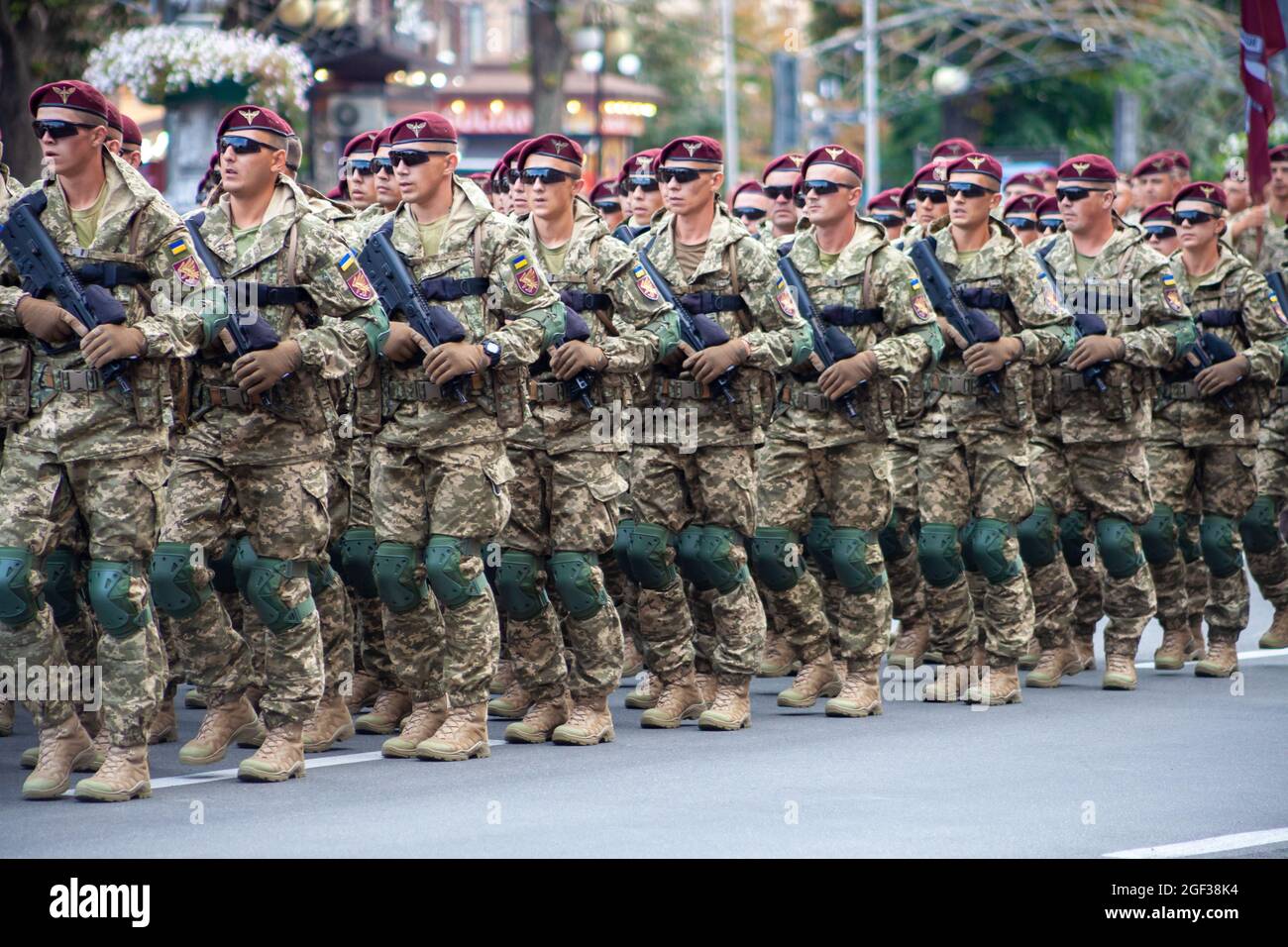 Ukraine, Kiew - 18. August 2021: Luftstreitkräfte. Ukrainisches Militär. Es gibt eine Abteilung von Rettern. Helfer. Das Militärsystem marschiert ein Stockfoto