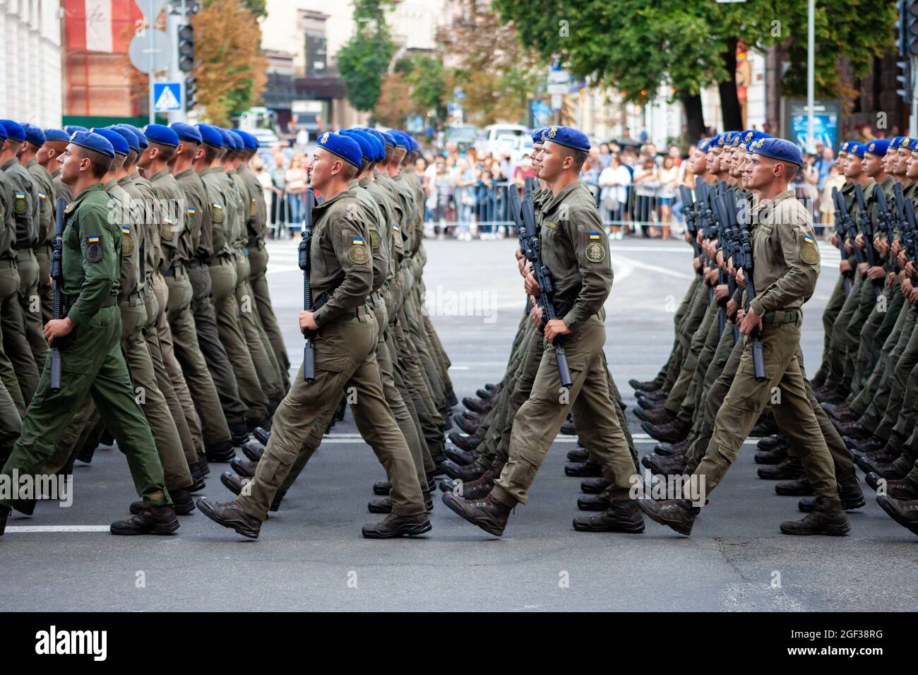 Ukraine, Kiew - 18. August 2021: Luftstreitkräfte. Ukrainisches Militär. Es gibt eine Abteilung von Rettern. Helfer. Das Militärsystem marschiert ein Stockfoto