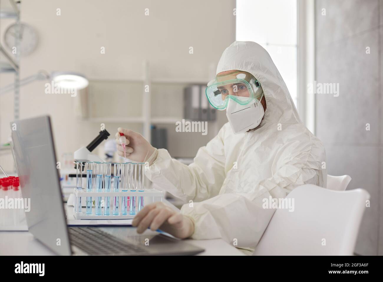 Wissenschaftler im Labor führt ernsthafte chemische Forschungen durch, die mit biologischen Proben arbeiten. Stockfoto