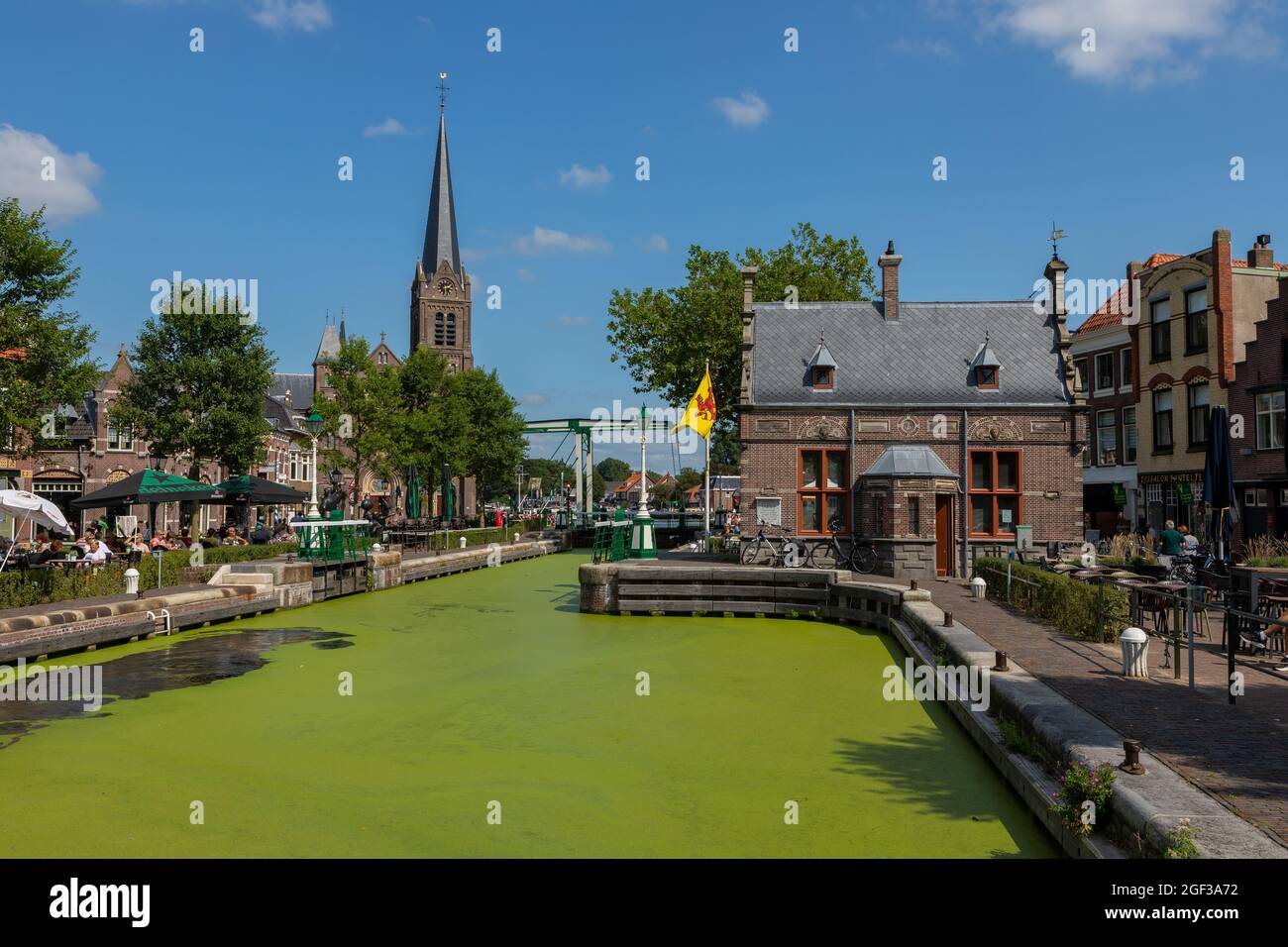 Die alte Schleuse mit dem Schloss im historischen Zentrum von Leidschendam, Niederlande Stockfoto