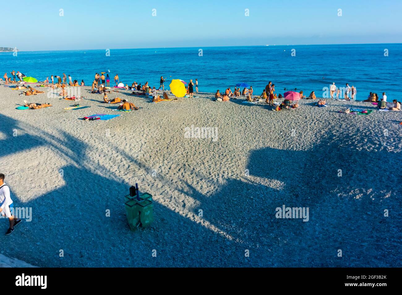 Nizza, Frankreich, Menschenmassen am Strand, Entspannung im Urlaub, malerische Lage nahe dem Mittelmeer, Stockfoto