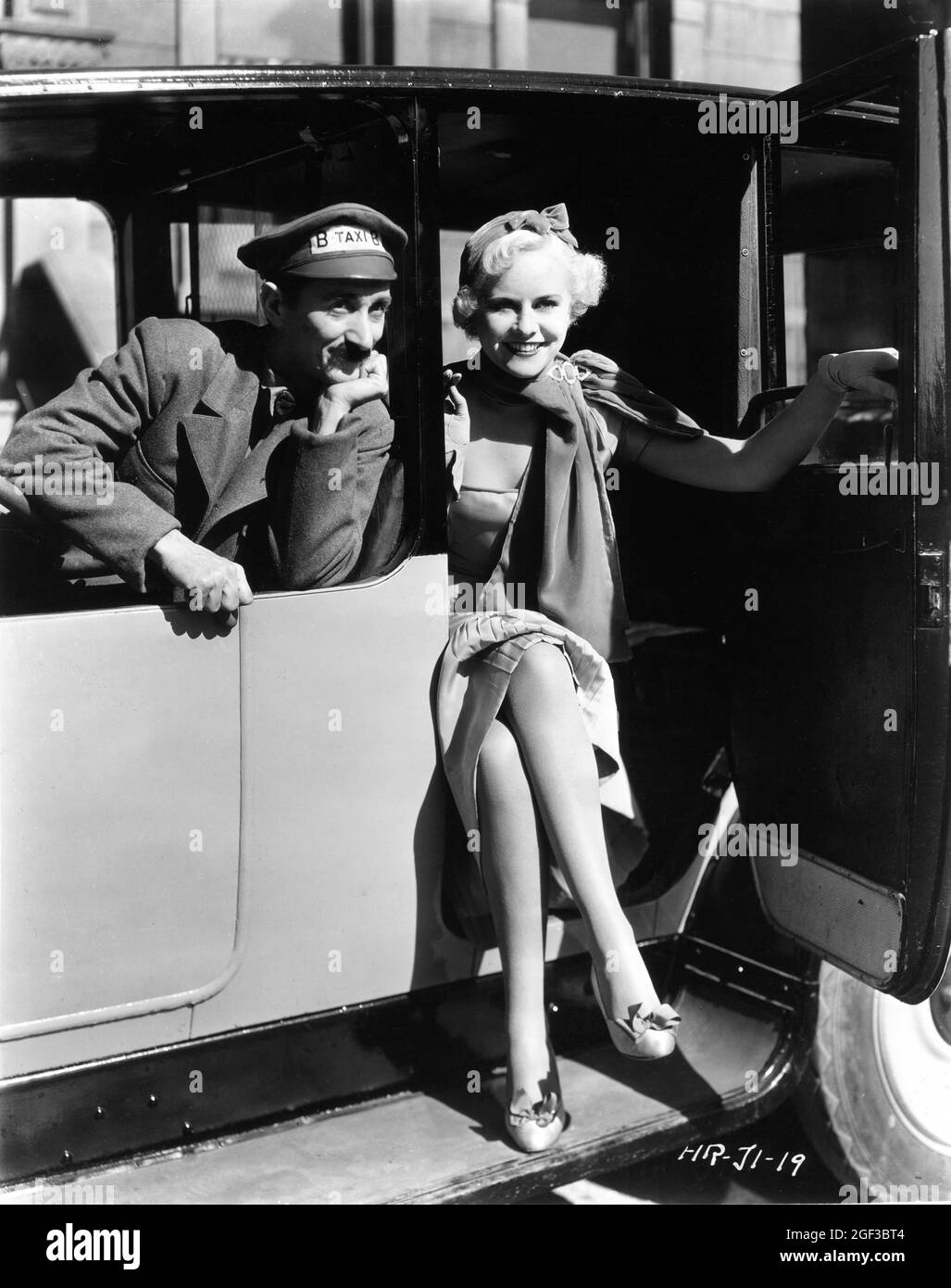 CLYDE COOK am Set offen mit Set Visitor PAULETTE GODDARD während der Dreharbeiten zur TAXI BOYS Komödie kurze DONNERNDE TAXIS 1933 Regisseur DEL Lord Schriftsteller Henry Johnson Hal Roach Studios / Metro Goldwyn Mayer Stockfoto