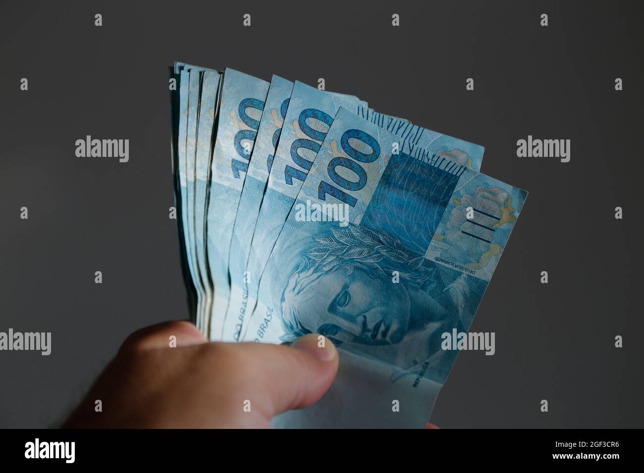 brasilien Geld in der Hand gestapelt - mehrere hundert reale Rechnungen Stockfoto