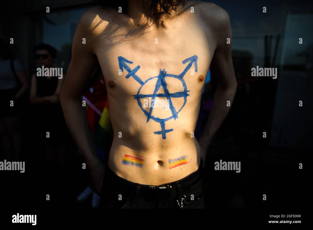 Das Mitglied der polnischen LGBTQ-Gemeinschaft wird während des marsches mit einem nicht-binären Anarchisten-Logo auf seiner Brust gesehen. Annual Equality March wird auch als bezeichnet Stockfoto