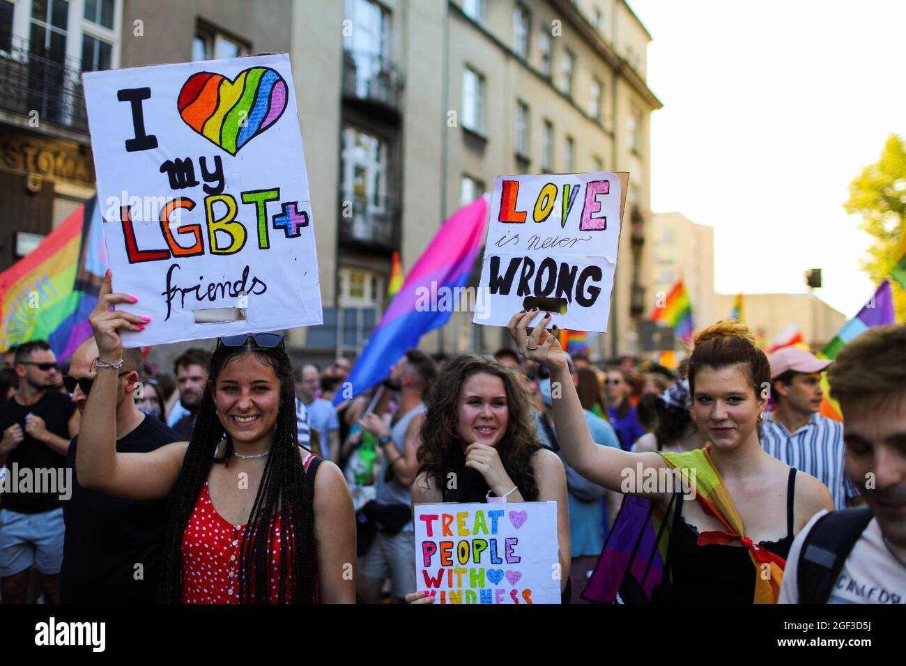 Die Teilnehmer hielten während des marsches Plakate mit den Aufsagen „Ich liebe meine LGBT+ Freunde“ und „Liebe ist nie falsch“. Der jährliche Gleichstellungsmarsch wird auch als „Stolz“ bezeichnet Stockfoto