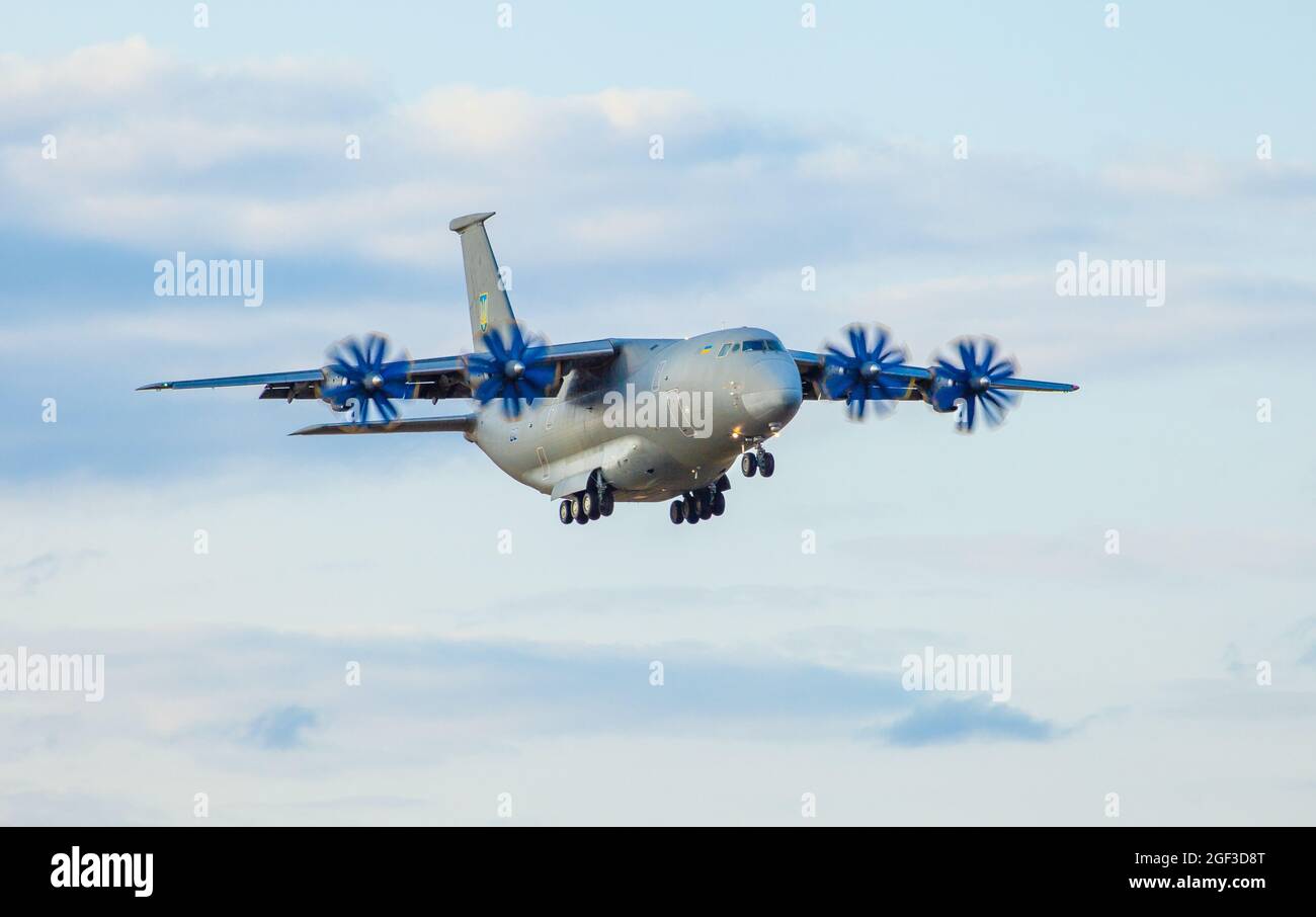 Ukraine, Kiew - 18. August 2021: Antonov AN-70 Militärflugzeug. Große ukrainische vier-Propeller-Triebwerk fliegt am Himmel. Mittlere Reichweite Stockfoto
