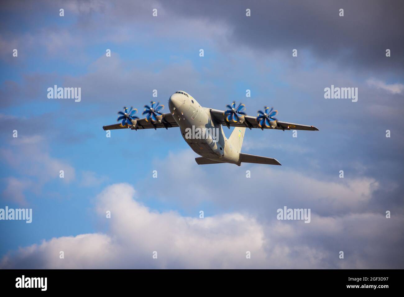 Ukraine, Kiew - 18. August 2021: Antonov AN-70 Militärflugzeug. Große ukrainische vier-Propeller-Triebwerk fliegt am Himmel. Mittlere Reichweite Stockfoto