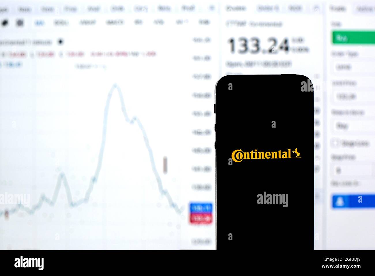 Spanien. August 2021. In dieser Abbildung ist ein Logo der Continental AG auf einem Smartphone mit den Börseninformationen der Continental AG im Hintergrund dargestellt. (Bild: © Thiago Prudencio/SOPA Images via ZUMA Press Wire) Stockfoto