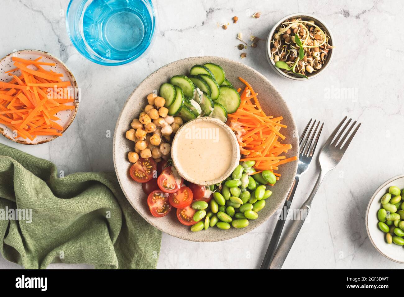 Vegane Salatschüssel mit Hummussauce. Buddha-Schüssel mit Gemüse und Bohnen Stockfoto