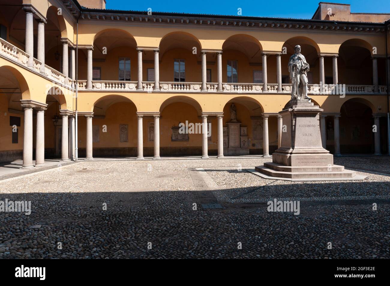 Italien, Lombardei, Pavia, Hof der Universität von Pavia und das Denkmal für Alessandro Volta von Antonio Tantardini Bildhauer Stockfoto