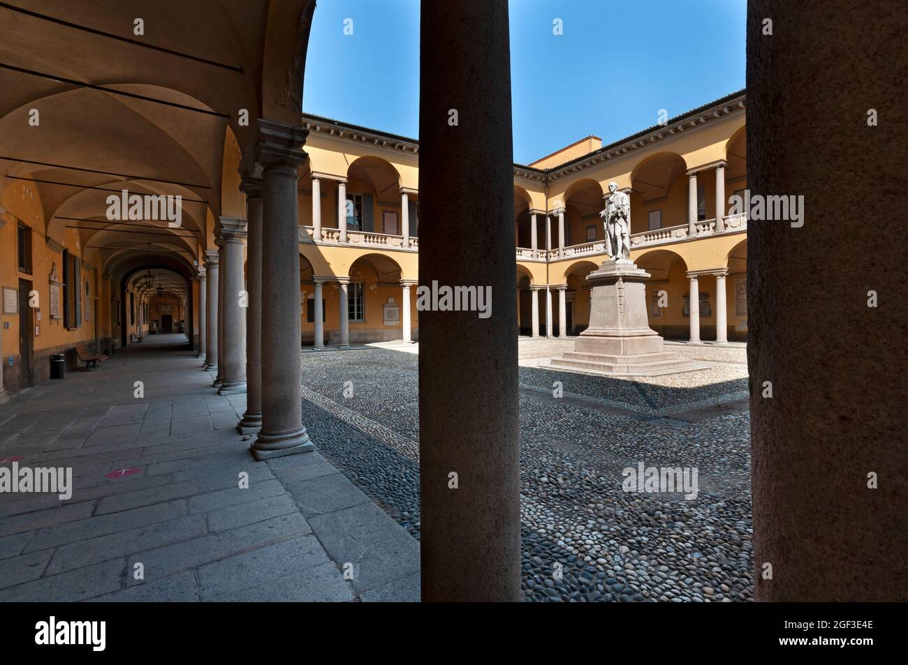 Italien, Lombardei, Pavia, Hof der Universität von Pavia und das Denkmal für Alessandro Volta von Antonio Tantardini Bildhauer Stockfoto