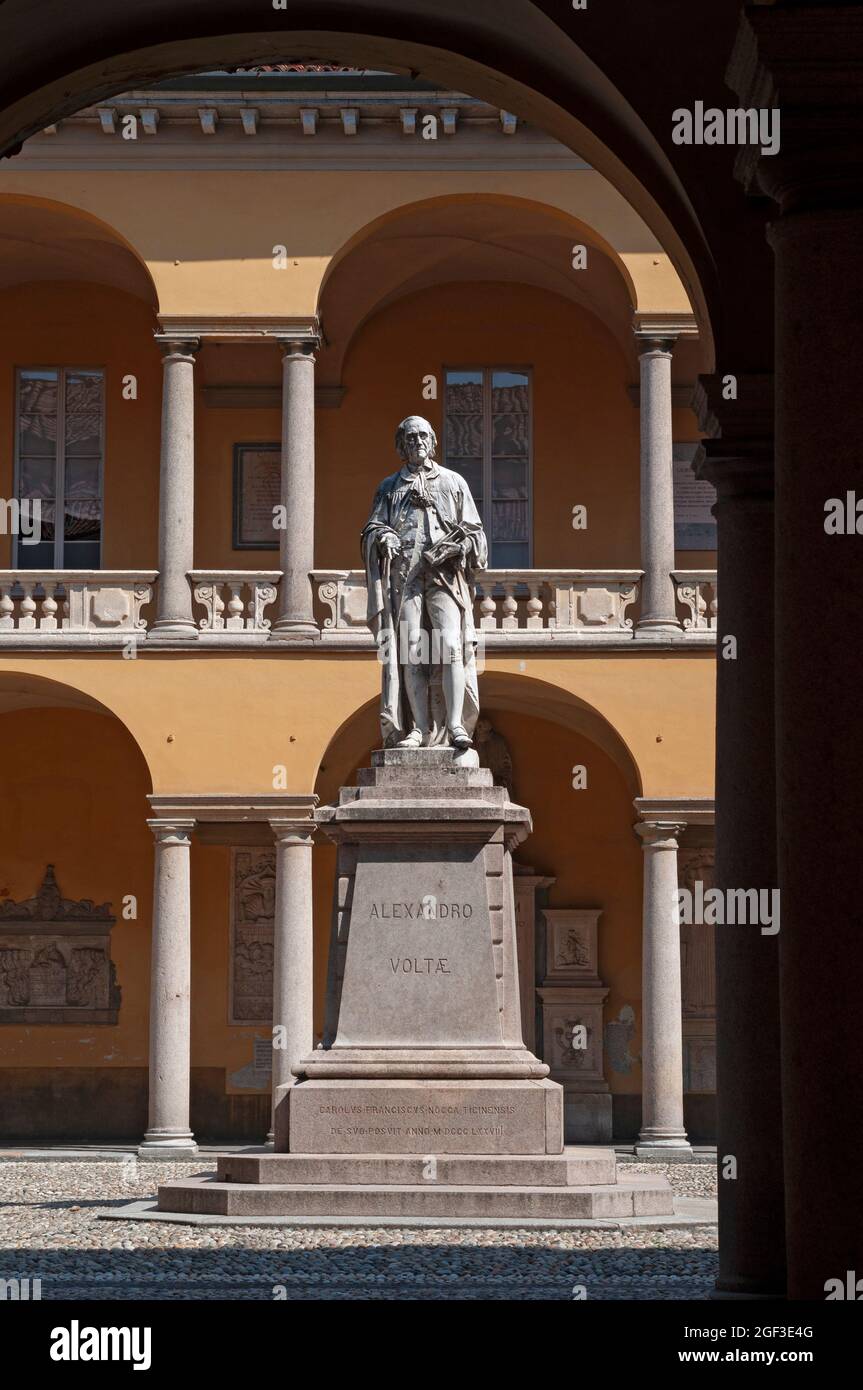 Italien, Lombardei, Pavia, Hof der Universität von Pavia und das Denkmal für Alessandro Volta von Antonio Tantardini Bildhauer Stockfoto