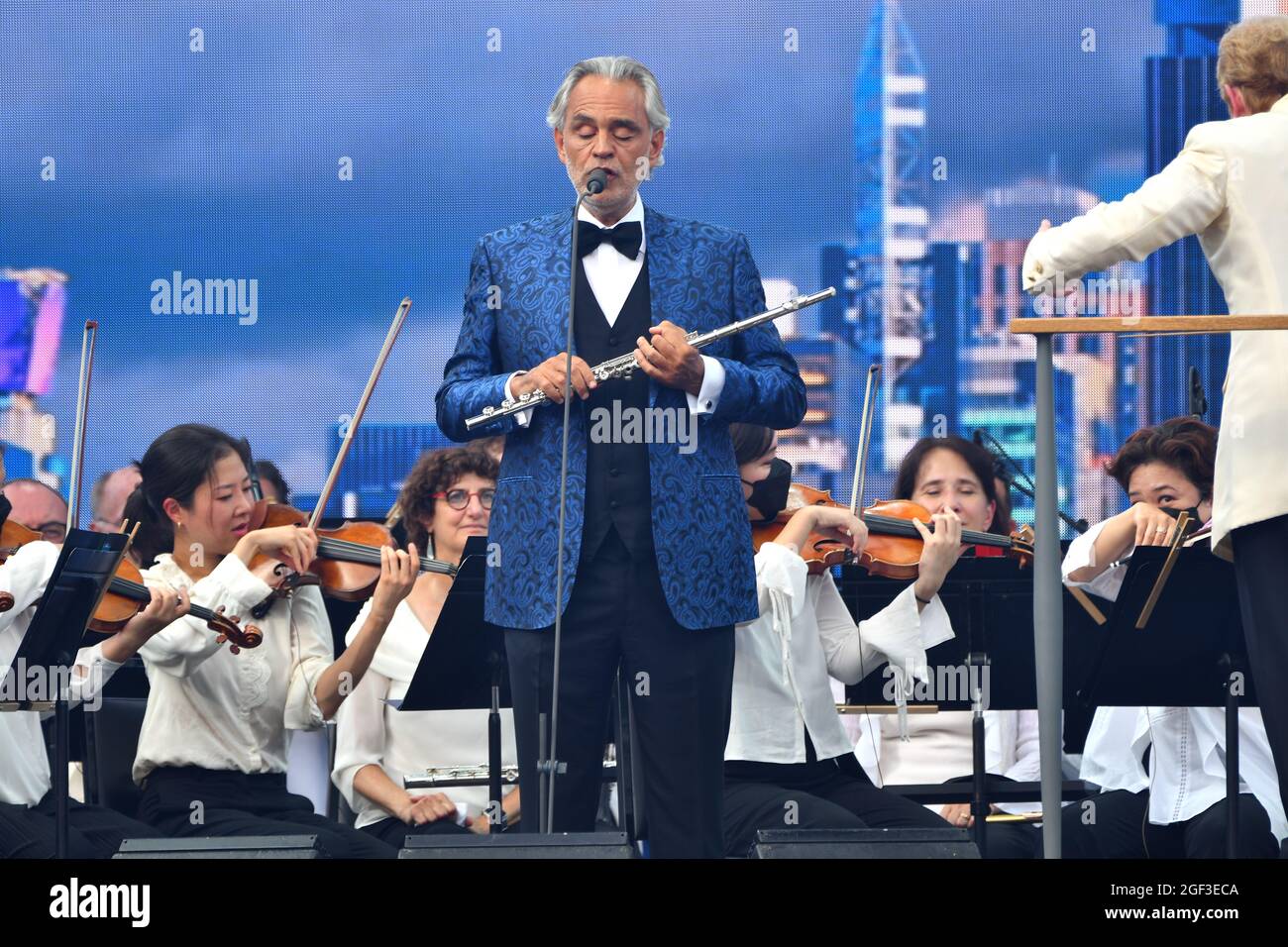 NEW YORK, NEW YORK - 21. AUGUST: Andrea Bocelli spielt auf der Bühne mit dem New York Philharmonic während We Love NYC: The Homecoming Concert, produziert von NYC, Clive Davis und Live Nation am 21. August 2021 in New York City. (Foto von John Atashian) Stockfoto
