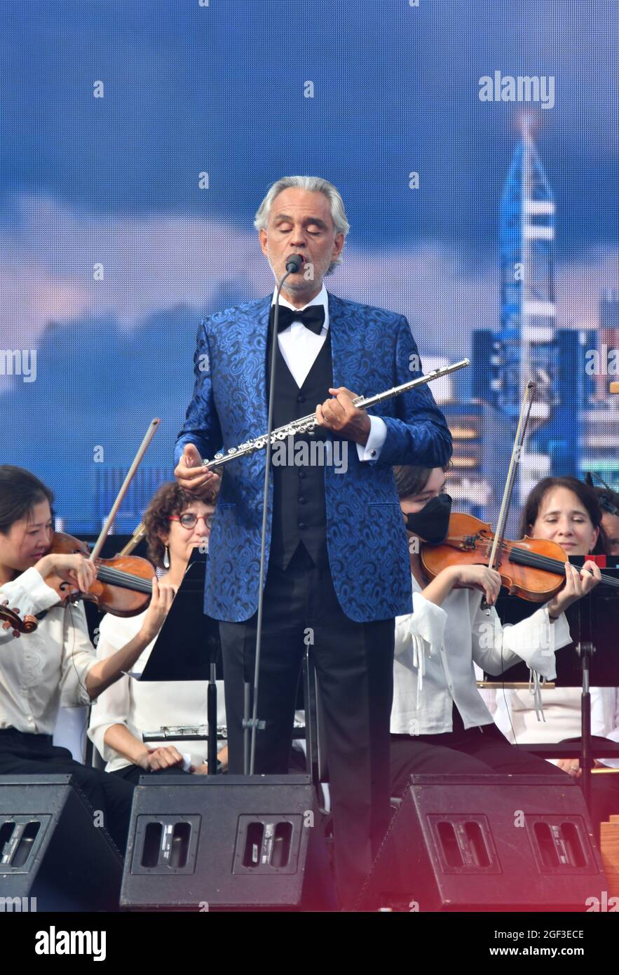 NEW YORK, NEW YORK - 21. AUGUST: Andrea Bocelli spielt auf der Bühne mit dem New York Philharmonic während We Love NYC: The Homecoming Concert, produziert von NYC, Clive Davis und Live Nation am 21. August 2021 in New York City. (Foto von John Atashian) Stockfoto
