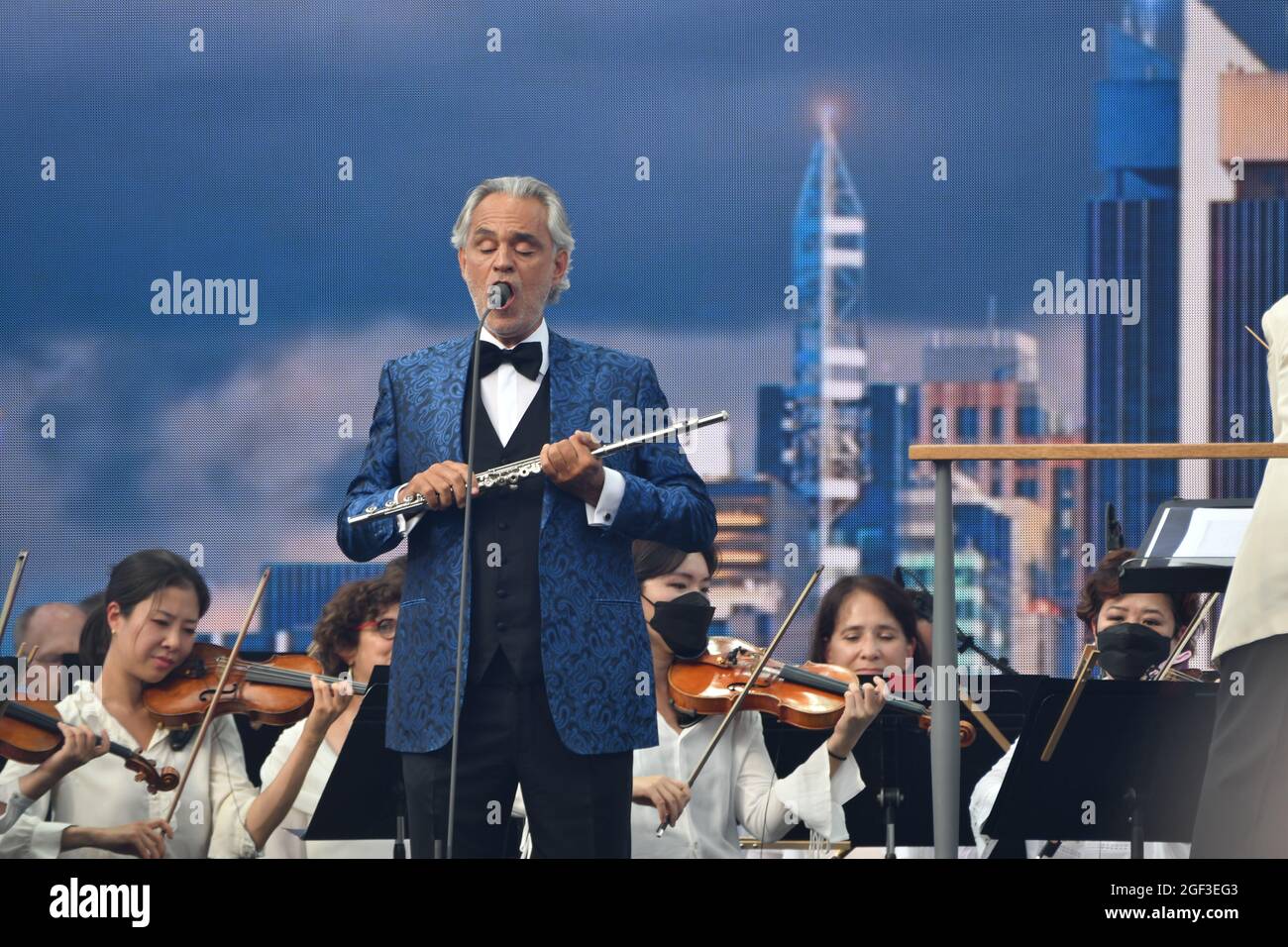 NEW YORK, NEW YORK - 21. AUGUST: Andrea Bocelli spielt auf der Bühne mit dem New York Philharmonic während We Love NYC: The Homecoming Concert, produziert von NYC, Clive Davis und Live Nation am 21. August 2021 in New York City. (Foto von John Atashian) Stockfoto