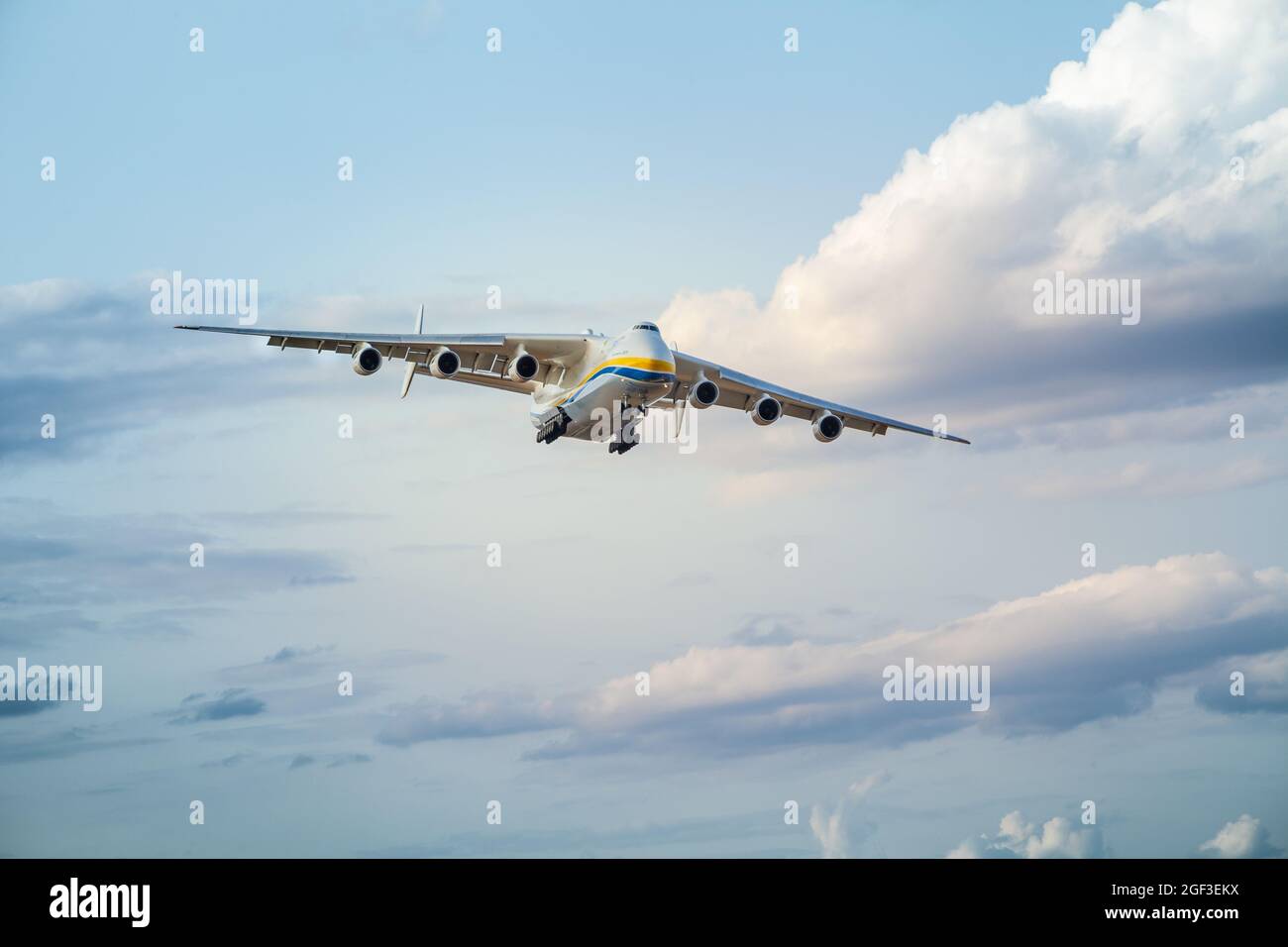 Ukraine, Kiew - 18. August 2021: Das Flugzeug Antonov 225 AN-225 Mriya Fly, das größte Flugzeug der Welt, das vom Flughafen abfliegt. UR-82060 Stockfoto