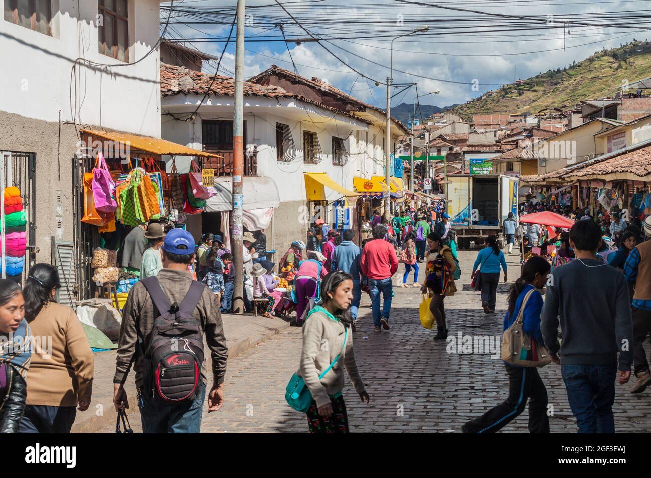 CUZCO, PERU - 23. MAI 2015: Menschen auf der Straße im Zentrum von Cuzco, Peru. Stockfoto