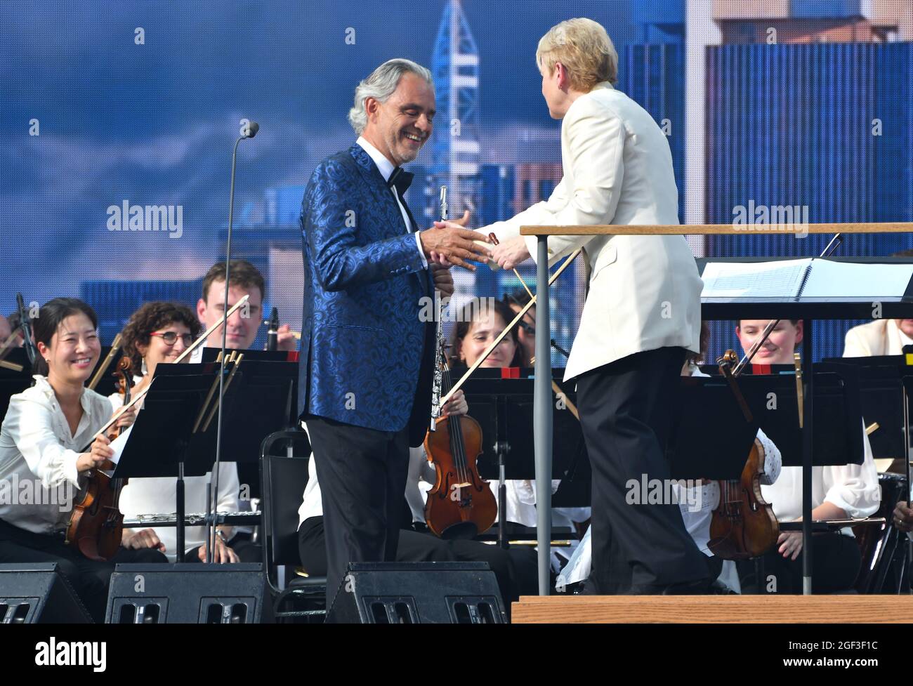 NEW YORK, NEW YORK - 21. AUGUST: Andrea Bocelli spielt auf der Bühne mit dem New York Philharmonic während We Love NYC: The Homecoming Concert, produziert von NYC, Clive Davis und Live Nation am 21. August 2021 in New York City. (Foto von John Atashian) Stockfoto